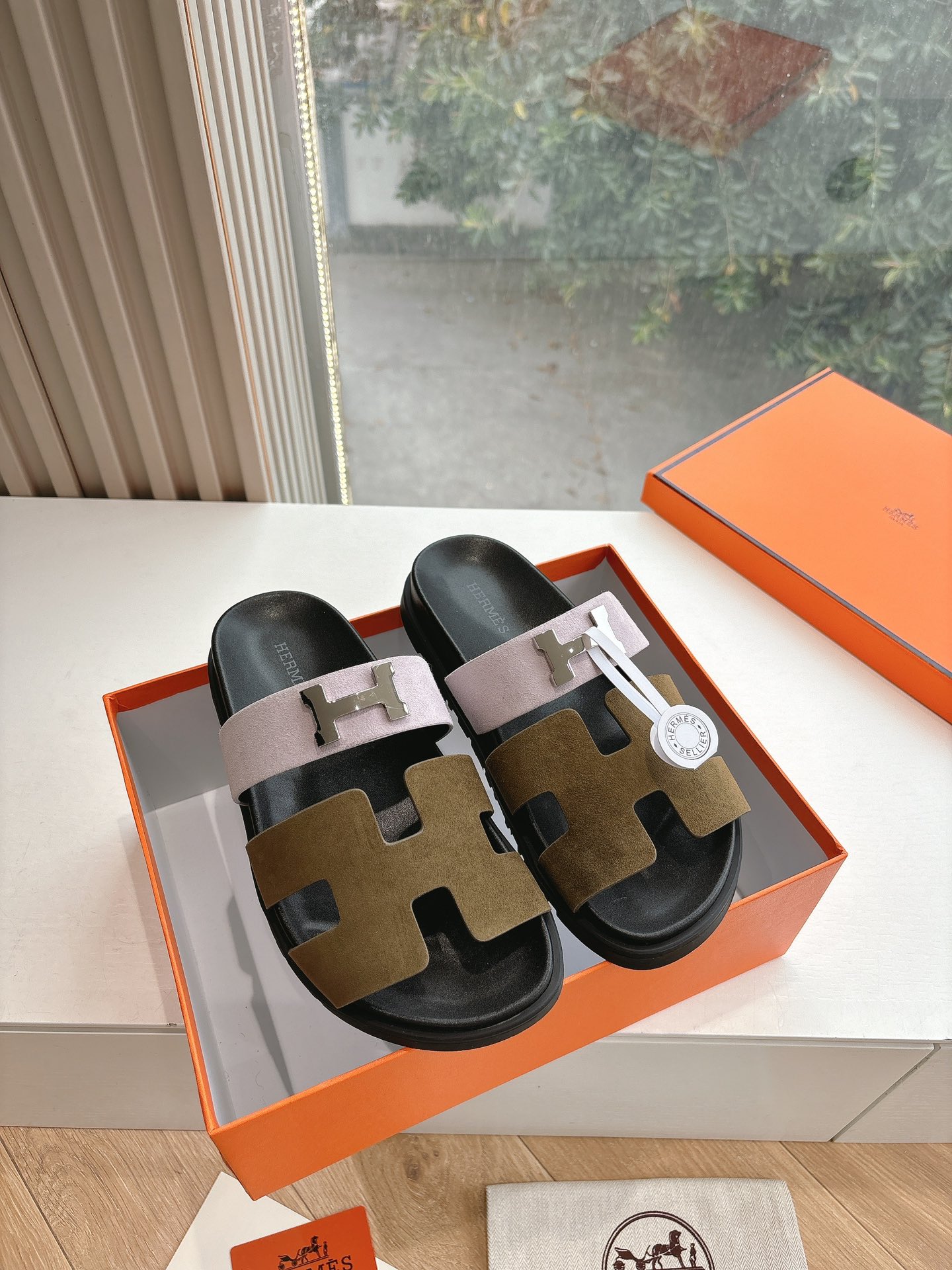 NO:164591,Men's size 10 G087 purchasing level WYSIWYG G033HERMES Hermes | 2025 Latest big H buckle buckle Erjiu slippers genuine leather injection molded sole Classic style with cloud-feet or paired with socks, it's all fashionable and not as fashionable as it is super cute. In summer, I really need versatile slippers. It looks good no matter how you match it, and the casual and advanced feel is also great. It is paired with various colored socks, and it is very fashionable. Super good-looking and versatile. Imported original cowhide leather, inner cowhide, outsole genuine leather midsole combination sole size for women 35-41 men's size 40-45 (40.41 order note for men and women) 45 customization without return or replacement, slippers, hermes, hermes, slippers, cowhide, socks19860909男码10 G087代购级别所见即所得G033HERMES爱马仕| 2025 最新款大H扣人字扣二舅拖鞋真皮注塑鞋底 经典款踩云脚感,光脚或者搭配个袜子穿,都时髦的不行哦超可爱 夏天真的太需要百搭拖鞋了,怎么搭配都好看,随意且高级的感觉舒适度也很棒,搭配各种彩色袜子,潮爆了 超好看百搭 鞋面进口原版牛皮 内里牛皮 大底真皮中底组合鞋底 码数女35-41男码40-45(40.41下单备注男女) 45定制不退不换,拖鞋,hermes,hermes,slippers,cowhide,socks,Women's Shoes