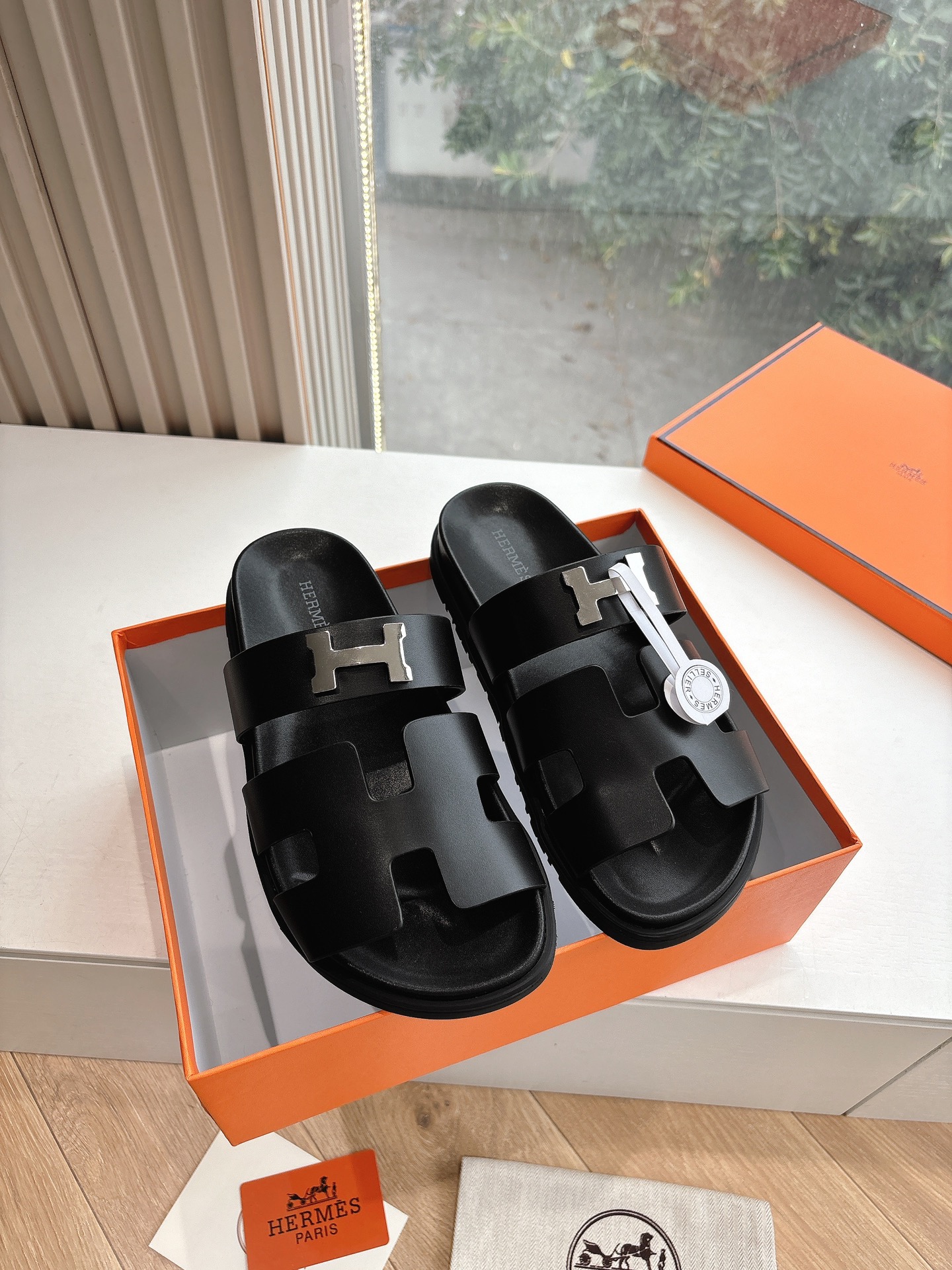 NO:164593,Men's size 10 G087 purchasing level WYSIWYG G033HERMES Hermes | 2025 Latest big H buckle buckle Erjiu slippers genuine leather injection molded sole Classic style with cloud-feet or paired with socks, it's all fashionable and not as fashionable as it is super cute. In summer, I really need versatile slippers. It looks good no matter how you match it, and the casual and advanced feel is also great. It is paired with various colored socks, and it is very fashionable. Super good-looking and versatile. Imported original cowhide leather, inner cowhide, outsole genuine leather midsole combination sole size for women 35-41 men's size 40-45 (40.41 order note for men and women) 45 customization without return or replacement, slippers, hermes, hermes, slippers, cowhide, socks19860909男码10 G087代购级别所见即所得G033HERMES爱马仕| 2025 最新款大H扣人字扣二舅拖鞋真皮注塑鞋底 经典款踩云脚感,光脚或者搭配个袜子穿,都时髦的不行哦超可爱 夏天真的太需要百搭拖鞋了,怎么搭配都好看,随意且高级的感觉舒适度也很棒,搭配各种彩色袜子,潮爆了 超好看百搭 鞋面进口原版牛皮 内里牛皮 大底真皮中底组合鞋底 码数女35-41男码40-45(40.41下单备注男女) 45定制不退不换,拖鞋,hermes,hermes,slippers,cowhide,socks,Women's Shoes