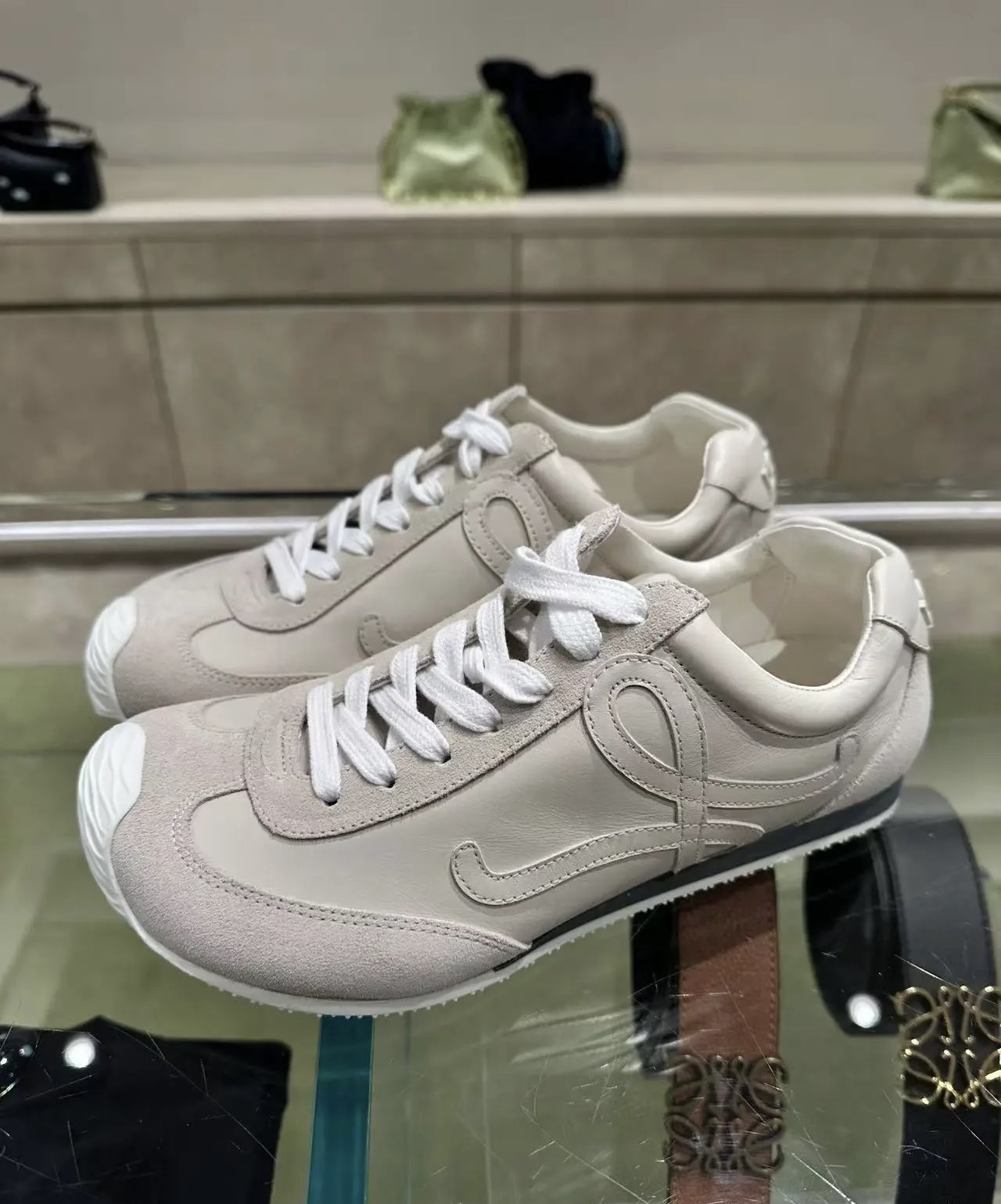 NO:164601,Aircraft box packaging WYSIWYG G193 purchasing grade (Sync box packaging on the official website of the aircraft box) Loewe Paris Fashion Week new ballettrunner ballet sneakers Forrest Gump shoes classics fall in love with at first glance!  , casual shoes/sports shoes, loewe, loewe, sneakers19860909飞机盒包装 所见即所得G193代购级（飞机盒官网同步盒包装）Loewe罗意威巴黎时装周新balletrunner 芭蕾运动鞋 阿甘鞋经典一眼就爱上的！,休闲鞋/运动鞋,loewe,loewe,sneakers,Women's Shoes