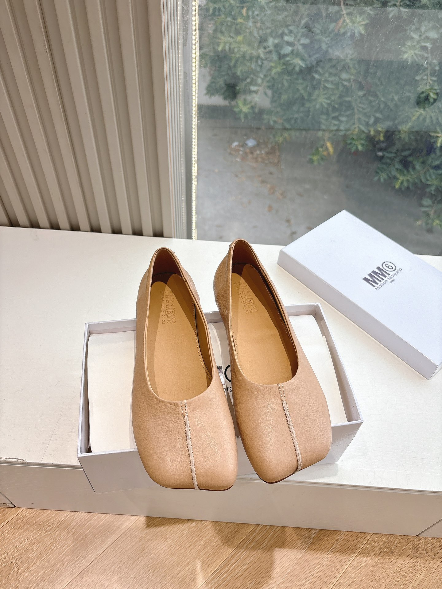 NO:403533,WYSIWYG G012 leather purchasing level #Majira Ballet Mary Jane Single Shoes Split Toe Tabi Slippers Majira logo Split toe design with a little strap design is very simple and distinctive, comfortable and easy to wear and not tired, imported cowhide upper (purchase level) inner lining sheepskin inner lining original original molded sole size 35-40 (40 custom made without return or exchange), single shoes, masion margiela,mary jane, slippers, cowhide, sheepskin19860909所见即所得G012皮面代购级别 #马吉拉芭蕾玛丽珍单鞋分趾tabi包头拖鞋马吉拉标志的分趾设计搭配一点点带子设计 很简约很有特色 脚感舒适好穿暴走不累 鞋面进口牛皮(代购级别) 内里羊皮内里 原版原版开模鞋底 码数35-40（40定做不退不换）,单鞋,masion margiela,mary jane,slippers,cowhide,sheepskin,Women's Shoes