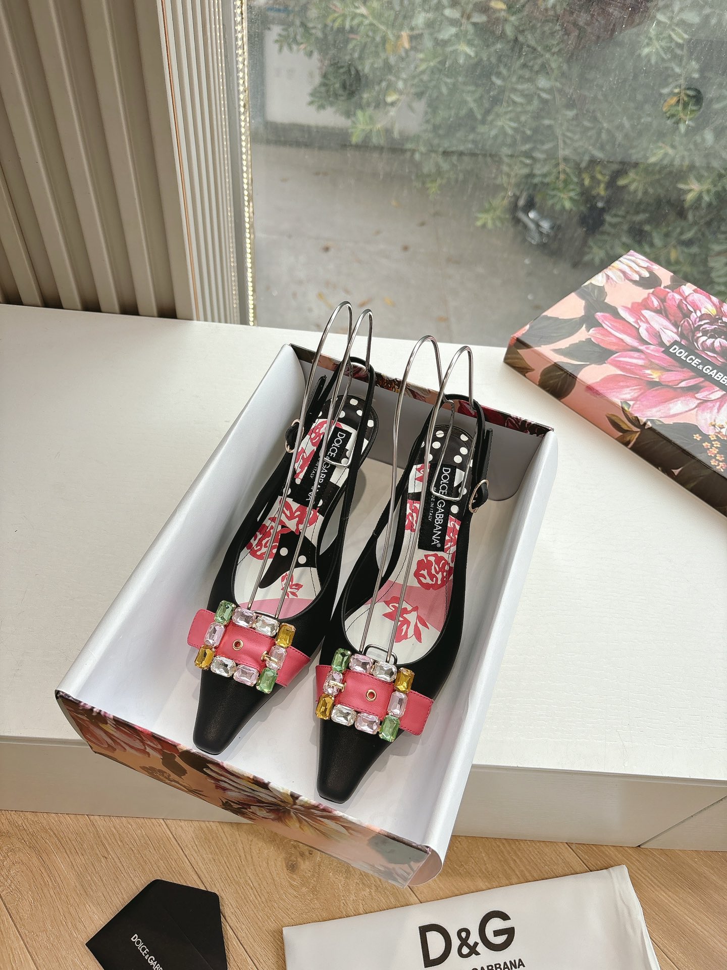 NO:221531,New DG Women's High Heels DOLCE #DG Dolce Gabbana Lace High Heels Single Shoes Launched!  Sexy high heels are super flashing and presenting a gentle and shining texture!  The soft feet feel and the pressure to wear it on the shopping!  It is a must-have sexy high heels shoes for every girl. The upper is made of original material, the footbed is original sheepskin, the sole imported from Italy is about 6 cm. The heel height is about 6 cm. The size is 35~39 (customized 40-42, no return or replacement), sandals, Dolce & Gabbana, Dolce & Gabbana, Dolce & Gabbana, sandals, high heels, sheepskin19860909新款DG女士高跟鞋DOLCE #DG杜嘉班纳蕾丝高跟鞋单鞋推出！性感高跟超闪呈现即温柔又闪耀的质感！脚感柔软穿上逛街压力！它是能让每个女孩必备的性感高跟单鞋 鞋面原版材质 垫脚原版羊皮 大底意大利进口真皮鞋底 跟高约6 cm size35～39（定制40-42不退不换）,凉鞋,Dolce&Gabbana,Dolce&Gabbana,Dolce&Gabbana,sandals,high heels,sheepskin,Women's Shoes