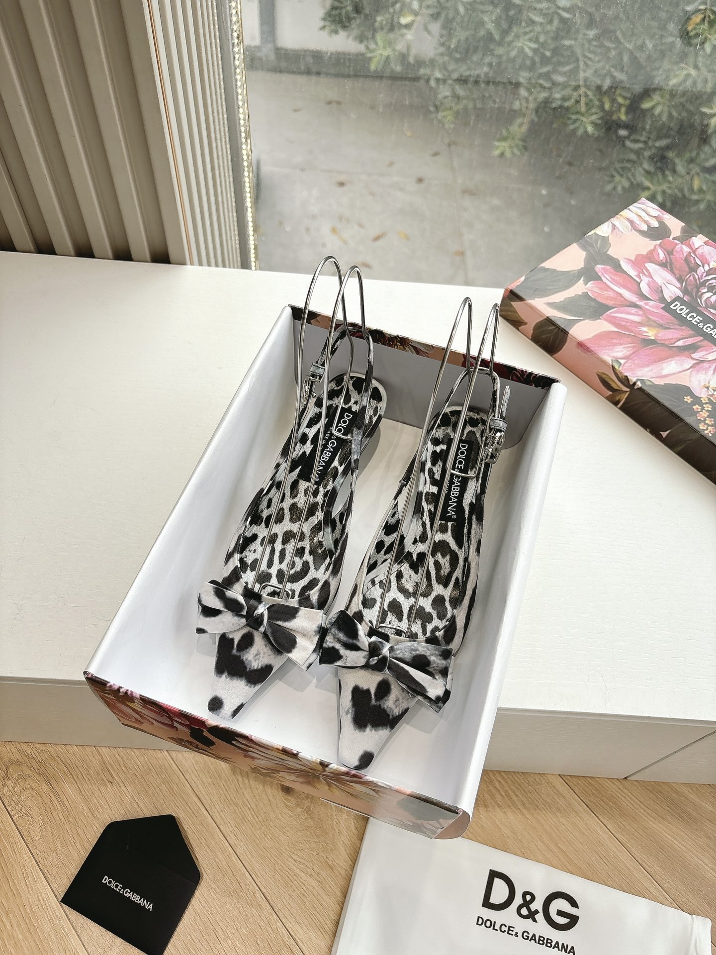 NO:221537,New DG Women's High Heels DOLCE #DG Dolce Gabbana Lace High Heels Single Shoes Launched!  Sexy high heels are super flashing and presenting a gentle and shining texture!  The soft feet feel and the pressure to wear it on the shopping!  It is a must-have sexy high heels shoes for every girl. The upper is made of original material, the footbed is original sheepskin, the sole imported from Italy is about 3cm, the heel height is about 3cm, size 35~39 (customized 40-42, no return or replacement), sandals, Dolce & Gabbana, Dolce & Gabbana, Dolce & Gabbana, sandals, high heels, sheepskin19860909新款DG女士高跟鞋DOLCE #DG杜嘉班纳蕾丝高跟鞋单鞋推出！性感高跟超闪呈现即温柔又闪耀的质感！脚感柔软穿上逛街压力！它是能让每个女孩必备的性感高跟单鞋 鞋面原版材质 垫脚原版羊皮 大底意大利进口真皮鞋底 跟高约3cm size35～39（定制40-42不退不换）,凉鞋,Dolce&Gabbana,Dolce&Gabbana,Dolce&Gabbana,sandals,high heels,sheepskin,Women's Shoes