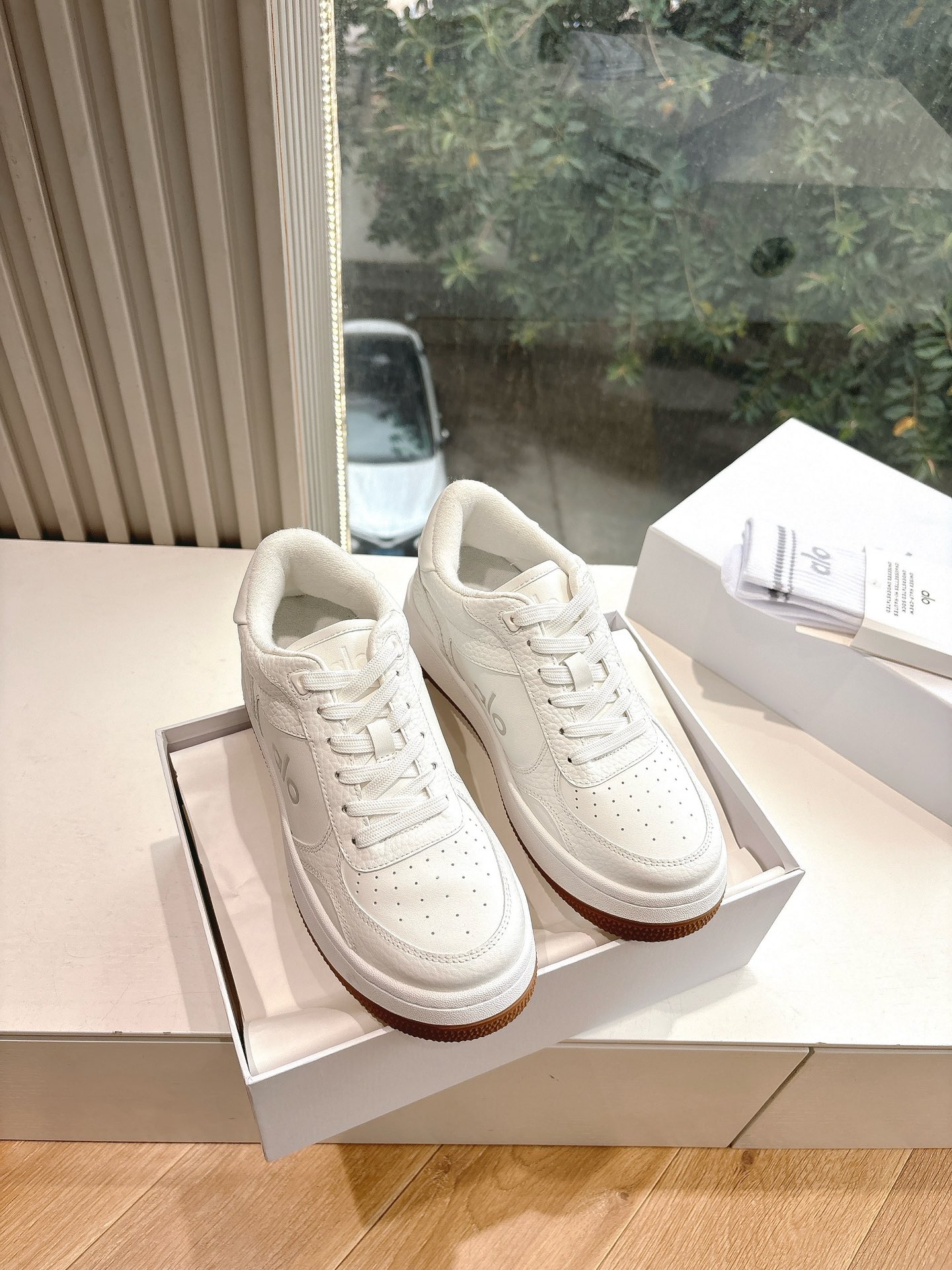 NO:254402,(Top version) alo25s spring and summer new color-blocking white shoes with thick sole comfortable and casual style alo knows girls better than Nike!  Super versatile!  And super comfortable!  It's a thick bottom but it's not heavy at all on the feet!  Very lightweight!  It looks better when putting on socks!  And it is recommended by celebrities. It is a model that increases your legs and makes your legs look thinner!  Super suitable for us small girls~ the shoes are also a classic color-blocking and contrasting design with the delicate leather texture on the upper!  !  Material cowhide, inner li sheep, pure natural rubber sole, 35-40 (40 women's non-return, replacement), casual shoes/sports shoes, sneakers, cowhide19860909（顶级版本） alo25s 春夏新款 拼色小白鞋厚底舒适休闲款 alo比耐克更懂女生！上脚超级百搭！而且超级舒适！是厚底款但是上脚一点都不沉重！ 非常轻便！套上袜套搭配更好看！而且还是明星同款推荐～上脚增高显腿细！ 超级适合我们小个子女生～鞋子整体也是经典的拼色撞色设计搭配鞋面细腻的真皮纹路肌理感！！ 材质牛皮 内里羊里 大底纯天然橡胶大底 35-40（40女不退换）,休闲鞋/运动鞋,sneakers,cowhide,Women's Shoes