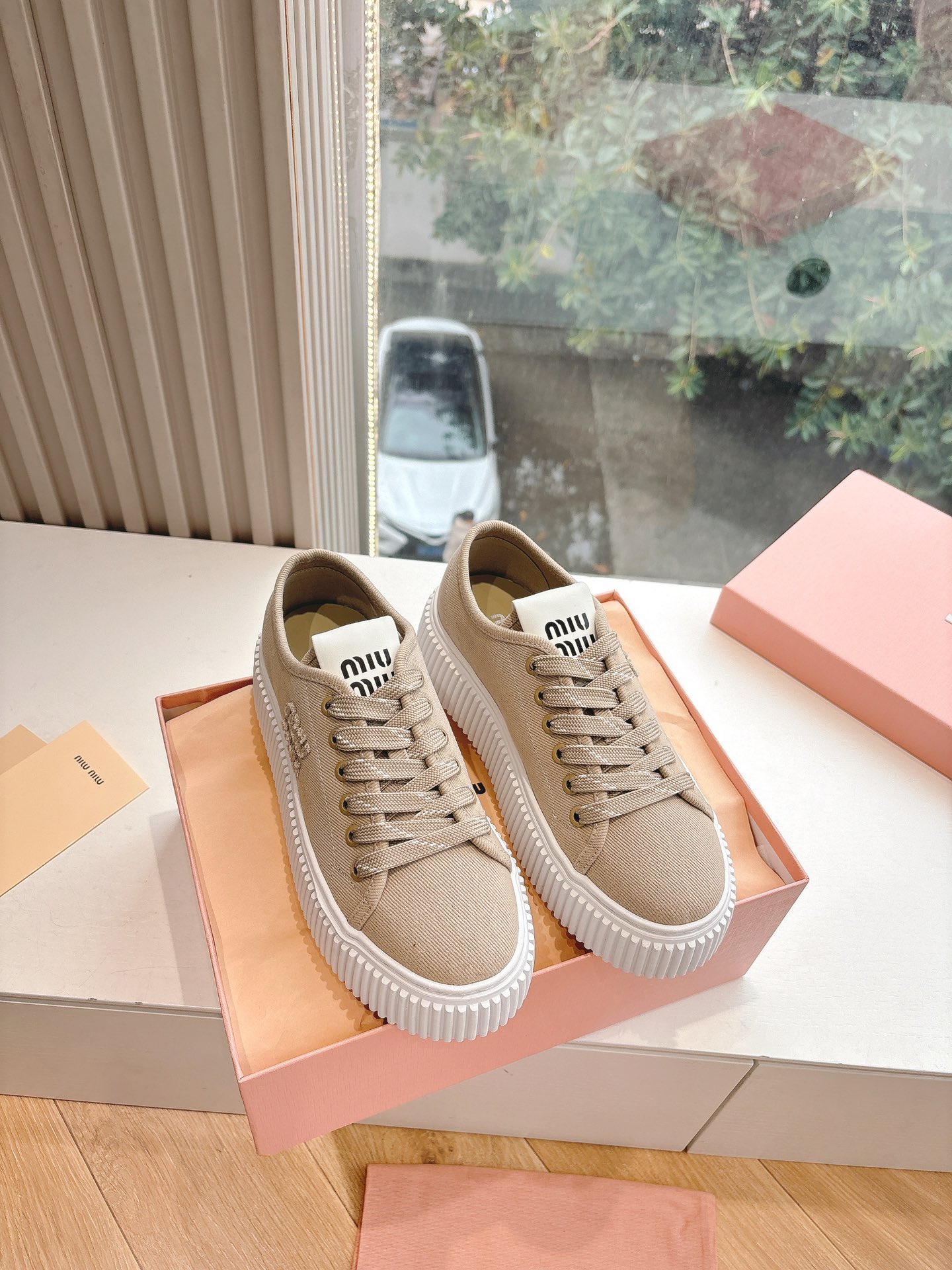 NO:229411,(Top version) Miu Miu 25ss Spring and summer new show Miu Miu Miu Cookies' casual shoes show craftsmanship comes from the details of the Miu Miu series. The trend of the new season. The concept of the love at this moment is diverse and collision, conveying the modern style~ It looks good no matter how you wear it. This summer's fashionable favorite. Fabric imported cowhide (please identify the right version logo and sole) inner sheepskin. Original ultra-light sole. Size 35-40 (customized for 40, 41). Original packaging, casual shoes/sports shoes, miumiu, sneakers, cowhide, sheepskin.19860909（顶级版本）Miu Miu 25ss 春夏新款走秀MiuMiu 饼干的休闲鞋秀场工艺来自Miu Miu系列的细节特写 新季的潮流此刻挚爱的概念,多元对撞,传达现代风格~ 怎么穿都好看今夏时髦精最爱 面料进口牛皮(请认准对版Logo和鞋底) 内里羊皮 大底原版超轻鞋底 码数35-40（40、41订做） 原版包装,休闲鞋/运动鞋,miumiu,sneakers,cowhide,sheepskin,Women's Shoes