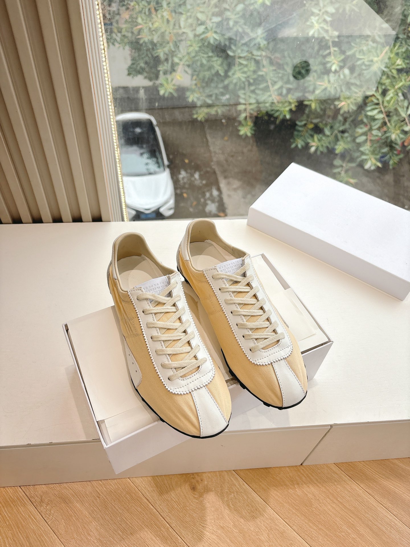 NO:239438,(Top version) MM6 German training casual shoes genius designer brand, a light luxury brand is very versatile and comfortable to the feet. This German training shoes continue the classic T-shaped genuine leather splicing design. After many careful improvements by the design team, it is just to let you experience the most original military flavor. The soft and delicate characteristics of the top layer cowhide and the texture of cow leather make it have super high softness and comfort, while maintaining good breathability and comfort and texture parallel, so as to easily control any combination of all seasons. Fabric matte cowhide inner sheepskin Size: 35-40 women Normal shipment Men's size 39/45 men (45 customization without return or replacement), casual shoes/sports shoes, masion margiela, sneakers, cowhide, sheepskin19860909（顶级版本） MM6德训休闲鞋鬼才设计师品牌,一个轻奢品牌上脚很百搭哦,也很随脚舒适,这一款德国训练鞋延续了经典的T形真皮拼接设计,经过设计团队多次的精心改良,只为让您体验最原始的军旅味道,头层牛皮柔软细腻的特点与牛反绒牛皮的质感相结合使其既有超高的柔软舒适度,又同时保持不错的透气性能舒适与质感并行,轻松驾驭四季穿着任何搭配. 面料磨砂牛皮 内里羊皮 码数:35-40女 正常出货 男码39/45男（45定制不退不换）,休闲鞋/运动鞋,masion margiela,sneakers,cowhide,sheepskin,Women's Shoes