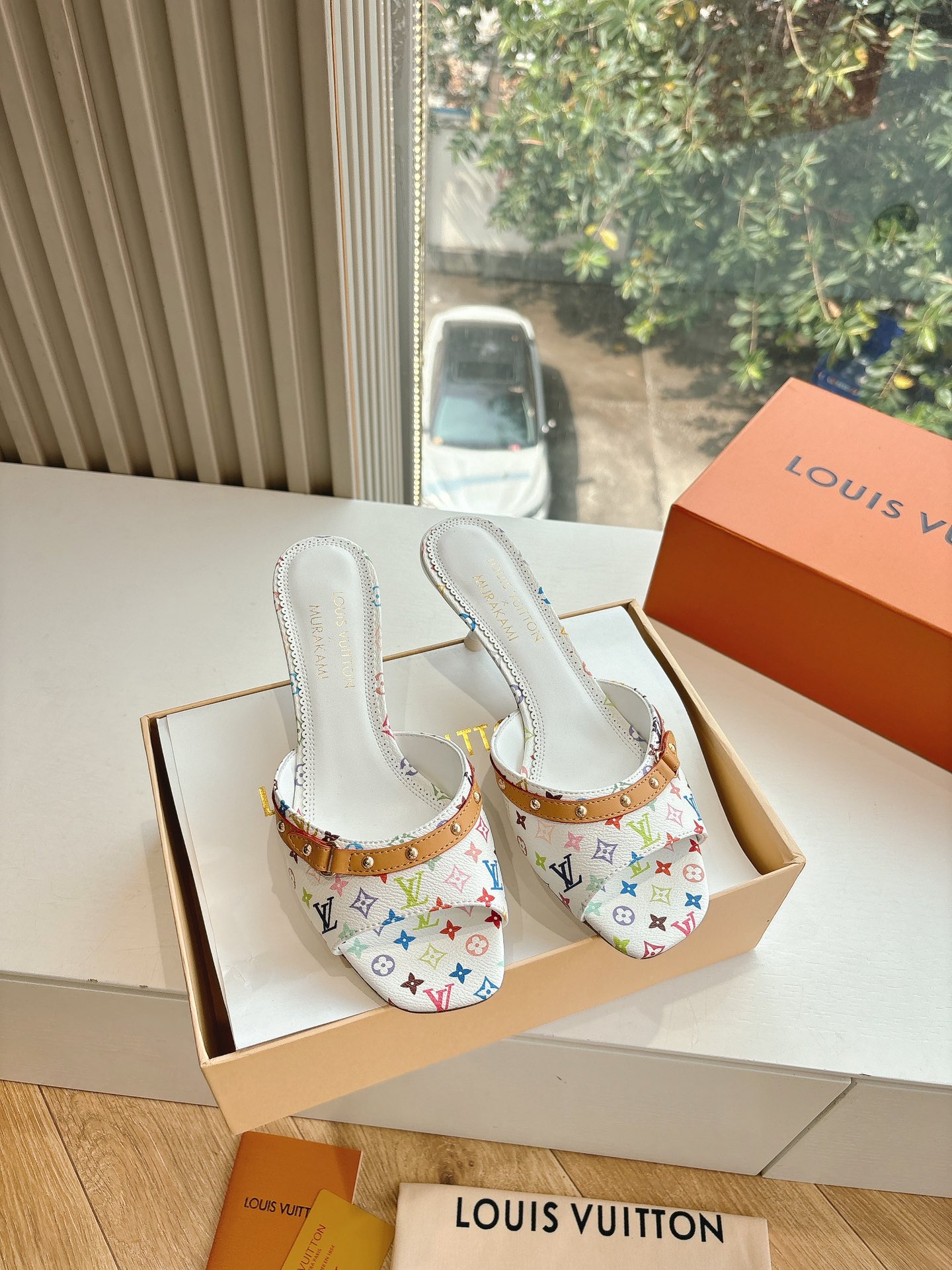 NO:239076,(Top version) LV | Louis Vuitton X TM 6AM Murakami Takashi jointly-branded flat slippers 2025 Early Spring New Model Top version The original version is consistent The counter focuses on the latest model LV X TM 6AM Murakami Takashi jointly-branded bow flat slippers Hard goods are new BS purchasing level!  Full of high-end feeling!  A popular model from domestic and foreign bloggers, retro and fashionable, beautiful!  Official website main model, high custom rainbow color presbyterian leather, imported sheepskin lining, outsole original Italian genuine leather injection molded outsole shoe size: 35-39 (34, 40, 41, 42 customized), slippers, louis vuitton, louis vuitton, slippers, sheepskin19860909（顶级版本）LV | 路易威登 X TM 6AM 村上隆联名款平底拖鞋2025 早春新款 顶级版本原版一致 专柜主打最新款 LV X TM 6AM 村上隆联名款蝴蝶结平底拖鞋 硬货上新 BS代购级别！高级感十足！国内外博主刷爆的一款,复古又时髦上脚美炸了！官网主推款 鞋面高定制彩虹色老花皮 内里进口羊皮里 大底原版意大利真皮注塑大底 鞋码: 35-39（34、40、41、42定制）,拖鞋,louis vuitton,louis vuitton,slippers,sheepskin,Women's Shoes