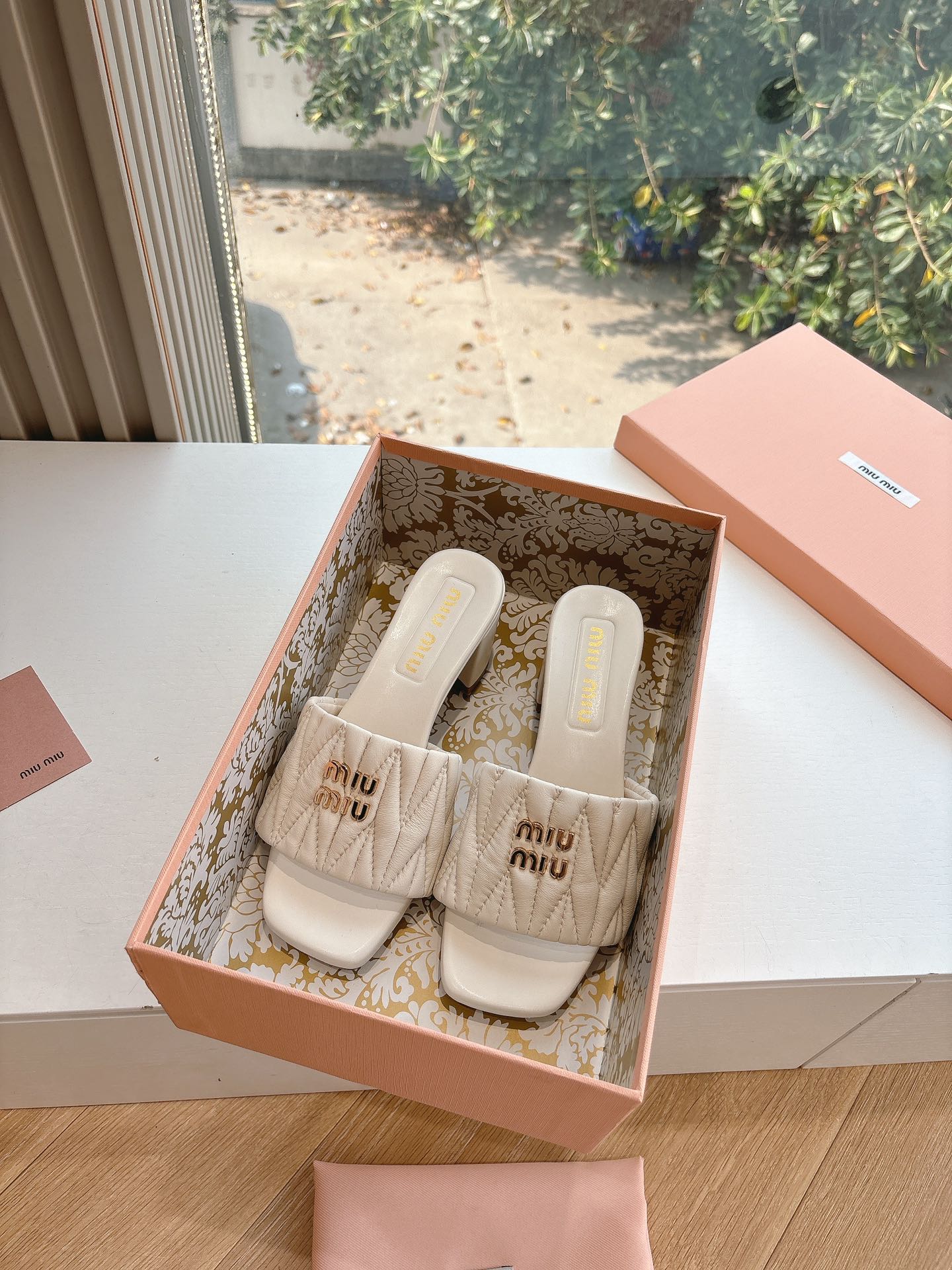 NO:383441,The exclusive new Miu Miu 2025 lambskin semi-travel Zp development, original disassembly, handmade sheepskin woven twisted diamond-shaped flat slippers, instantly sold out the market version of Miu is really too girly, the lambskin is super soft and glutinous. If you like it, you can make it!  Shoe face version of lambskin, genuine leather sole size 35-39 (40.41 42 customized, no return or replacement), slippers, miumiu, slippers, sheepskin19860909代购级独家上新Miu Miu2025小羊皮半拖Zp开发 原版拆卸 对版手工羊皮编织麻花菱格平底拖鞋秒杀市面版本Miu真的太少女奶呼呼的 小羊皮超级软糯 喜欢可以冲了！ 鞋面对版小羊皮 鞋底真皮 码数35-39（40.41 42定做不退不换）,拖鞋,miumiu,slippers,sheepskin,Women's Shoes