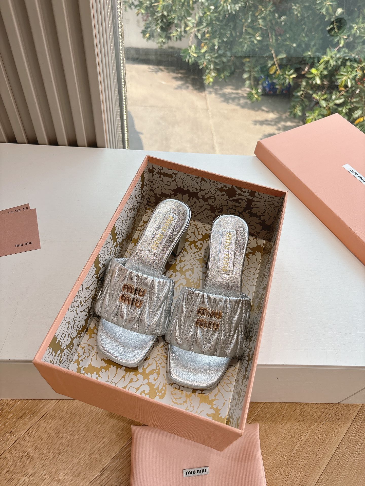 NO:227481,The exclusive new Miu Miu 2025 lambskin semi-travel Zp development, original disassembly, handmade sheepskin woven twisted diamond-shaped flat slippers, instantly sold out the market version of Miu is really too girly, the lambskin is super soft and glutinous. If you like it, you can make it!  Shoe face version of lambskin, genuine leather sole size 35-39 (40.41 42 customized, no return or replacement), slippers, miumiu, slippers, sheepskin19860909代购级独家上新Miu Miu2025小羊皮半拖Zp开发 原版拆卸 对版手工羊皮编织麻花菱格平底拖鞋秒杀市面版本Miu真的太少女奶呼呼的 小羊皮超级软糯 喜欢可以冲了！ 鞋面对版小羊皮 鞋底真皮 码数35-39（40.41 42定做不退不换）,拖鞋,miumiu,slippers,sheepskin,Women's Shoes