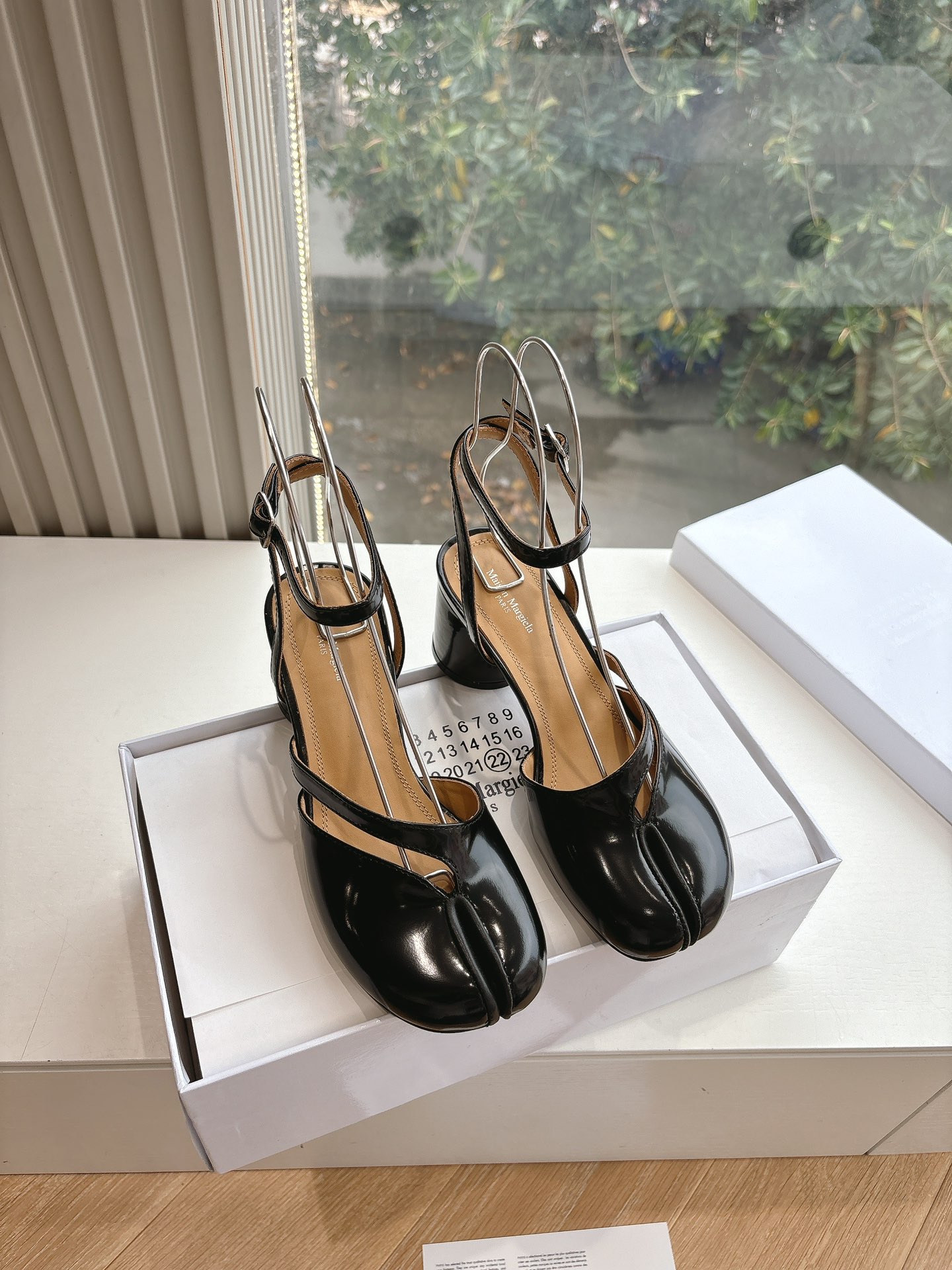 NO:437740,WYSIWYG G012 leather purchasing level #Majira Ballet Mary Jane Single Shoes Split Toe Tabi Slippers Majira logo Split toe design with a little strap design is very simple and distinctive, comfortable and easy to wear and not tired, imported cowhide upper (purchase level) inner lining sheepskin inner lining original molded sole size 35-40 (40 custom made without return or replacement), sandals, masion margiela, sandals, mary jane, slippers, cowhide, sheepskin19860909所见即所得G012皮面代购级别 #马吉拉芭蕾玛丽珍单鞋分趾tabi包头拖鞋马吉拉标志的分趾设计搭配一点点带子设计 很简约很有特色 脚感舒适好穿暴走不累 鞋面进口牛皮(代购级别) 内里羊皮内里 原版原版开模鞋底 码数35-40（40定做不退不换）,凉鞋,masion margiela,sandals,mary jane,slippers,cowhide,sheepskin,Women's Shoes