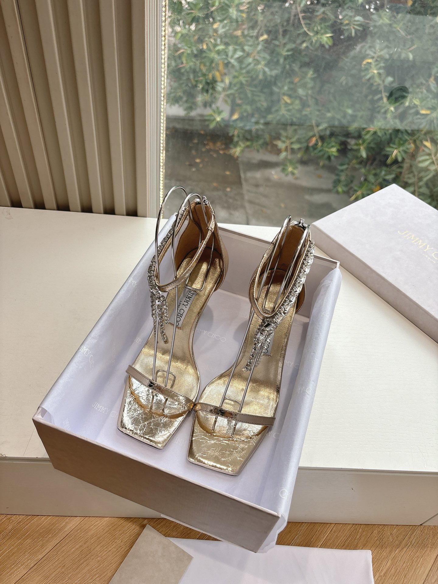 NO:226076,JimmyCho* Jimmy Week 25s Early Spring Product Top Version Pointed Rhinestone Hollow High Heels This is so fairy-like, as beautiful as a work of art, it is very vivid and vivid, very gentle and fairy-like, as if you can smell the fragrance of flowers! A fashionable fairy-style outfit, casually paired with a pair of shorts can show your fairy-like spirit!  !  The upper is handmade, and each pair of shoes takes one week to make. The flowers can be pinched into their favorite shapes by themselves, which is the finishing touch of the overall shape. Horseshoe heel design, neat and imported material. Imported beef patent leather inner lining sheepskin inner lining footbed. Outsole imported from Italy. Size: 34-41 (34.40.41.42 Customized, no return or replacement), sandals, jimmy choo, jimmy choo, sandals, high heels, shorts, sheepskin19860909批 JimmyCho*吉米周25s早春爆品 顶版 尖头水钻中空高跟鞋  这也太仙了叭,像艺术品一样美到窒息的很生动形象,很温柔很仙女,仿佛能闻到花的香气!时尚的仙女风穿搭,随意搭配上一条短裤都能尽显仙气飘飘！！鞋面是手工制作的,每双鞋需要一周才能制作而成 花朵是可以自己捏成喜欢的形状,是整体造型搭配的点睛之笔 马蹄跟设计,利落且 材质进口牛漆皮 内里羊皮内里垫脚  大底意大利进口真皮底  码数:34-41（34.40.41.42定制不退不换）,凉鞋,jimmy choo,jimmy choo,sandals,high heels,shorts,sheepskin,Women's Shoes