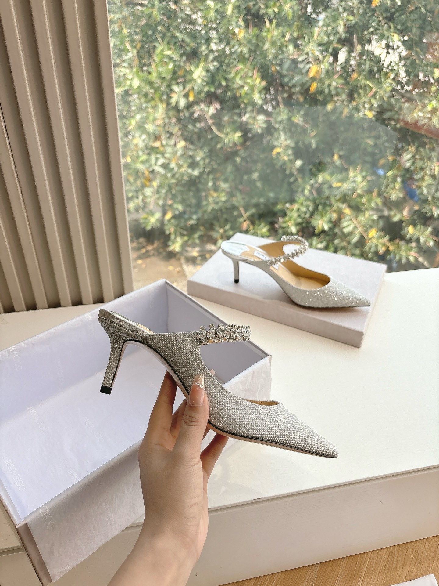 NO:257316,G987 What to see is what to get JimmyCho* Jimmy Week 25s Early Spring Product Top Version Pointed Rhinestone Hollow High Heels This is so fairy-like, as beautiful as a work of art, it is very vivid and vivid, very gentle and fairy-like, as if you can smell the fragrance of flowers! A fashionable fairy-style outfit, casually paired with a pair of shorts can show your fairy-like spirit!  !  The upper is handmade, and each pair of shoes takes one week to make. The flowers can be pinched into their favorite shapes by themselves, which is the finishing touch of the overall shape. Horseshoe heel design, neat and imported material. Internal sheepskin inner footbed. Outsole imported from Italy. Size: 34-41 (34.40.41.42 Customized, no return or replacement), semi-torque, jimmy choo, jimmy choo, high heels, shorts, sheepskin19860909G987所见即所得JimmyCho*吉米周25s早春爆品 顶版 尖头水钻中空高跟鞋  这也太仙了叭,像艺术品一样美到窒息的很生动形象,很温柔很仙女,仿佛能闻到花的香气!时尚的仙女风穿搭,随意搭配上一条短裤都能尽显仙气飘飘！！鞋面是手工制作的,每双鞋需要一周才能制作而成 花朵是可以自己捏成喜欢的形状,是整体造型搭配的点睛之笔 马蹄跟设计,利落且 材质进口对版材质 内里羊皮内里垫脚  大底意大利进口真皮底  码数:34-41（34.40.41.42定制不退不换）,半拖,jimmy choo,jimmy choo,high heels,shorts,sheepskin,Women's Shoes