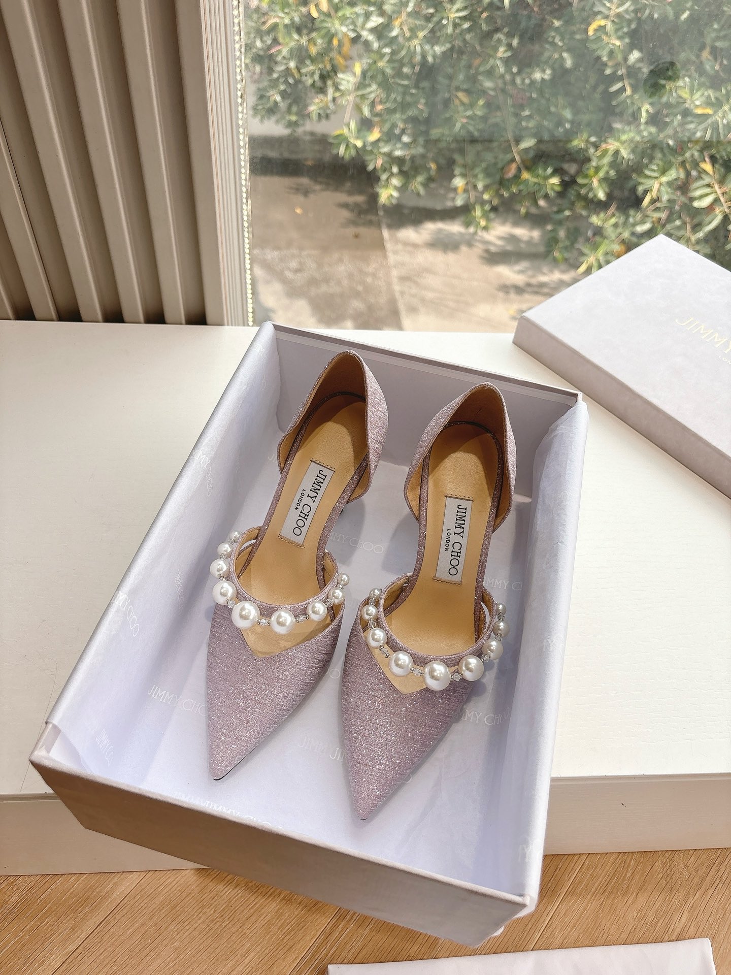 NO:226070,JimmyCho* Jimmy Week 25s Early Spring Product Top Version Pointed Rhinestone Hollow High Heels This is so fairy-like, as beautiful as a work of art, it is very vivid and vivid, very gentle and fairy-like, as if you can smell the fragrance of flowers! A fashionable fairy-style outfit, casually paired with a pair of shorts can show your fairy-like spirit!  !  The upper is handmade, and each pair of shoes takes one week to make. The flowers can be pinched into their favorite shapes by themselves, which is the finishing touch of the overall shape. Horseshoe heel design, neat and imported material. Internal sheepskin inner footbed. Outsole imported from Italy. Size: 34-41 (34.40.41.42 Customized, no return or replacement), high heels, jimmy choo, jimmy choo, high heels, shorts, sheepskin19860909批 JimmyCho*吉米周25s早春爆品 顶版 尖头水钻中空高跟鞋  这也太仙了叭,像艺术品一样美到窒息的很生动形象,很温柔很仙女,仿佛能闻到花的香气!时尚的仙女风穿搭,随意搭配上一条短裤都能尽显仙气飘飘！！鞋面是手工制作的,每双鞋需要一周才能制作而成 花朵是可以自己捏成喜欢的形状,是整体造型搭配的点睛之笔 马蹄跟设计,利落且 材质进口对版材质 内里羊皮内里垫脚  大底意大利进口真皮底  码数:34-41（34.40.41.42定制不退不换）,高跟鞋,jimmy choo,jimmy choo,high heels,shorts,sheepskin,Women's Shoes