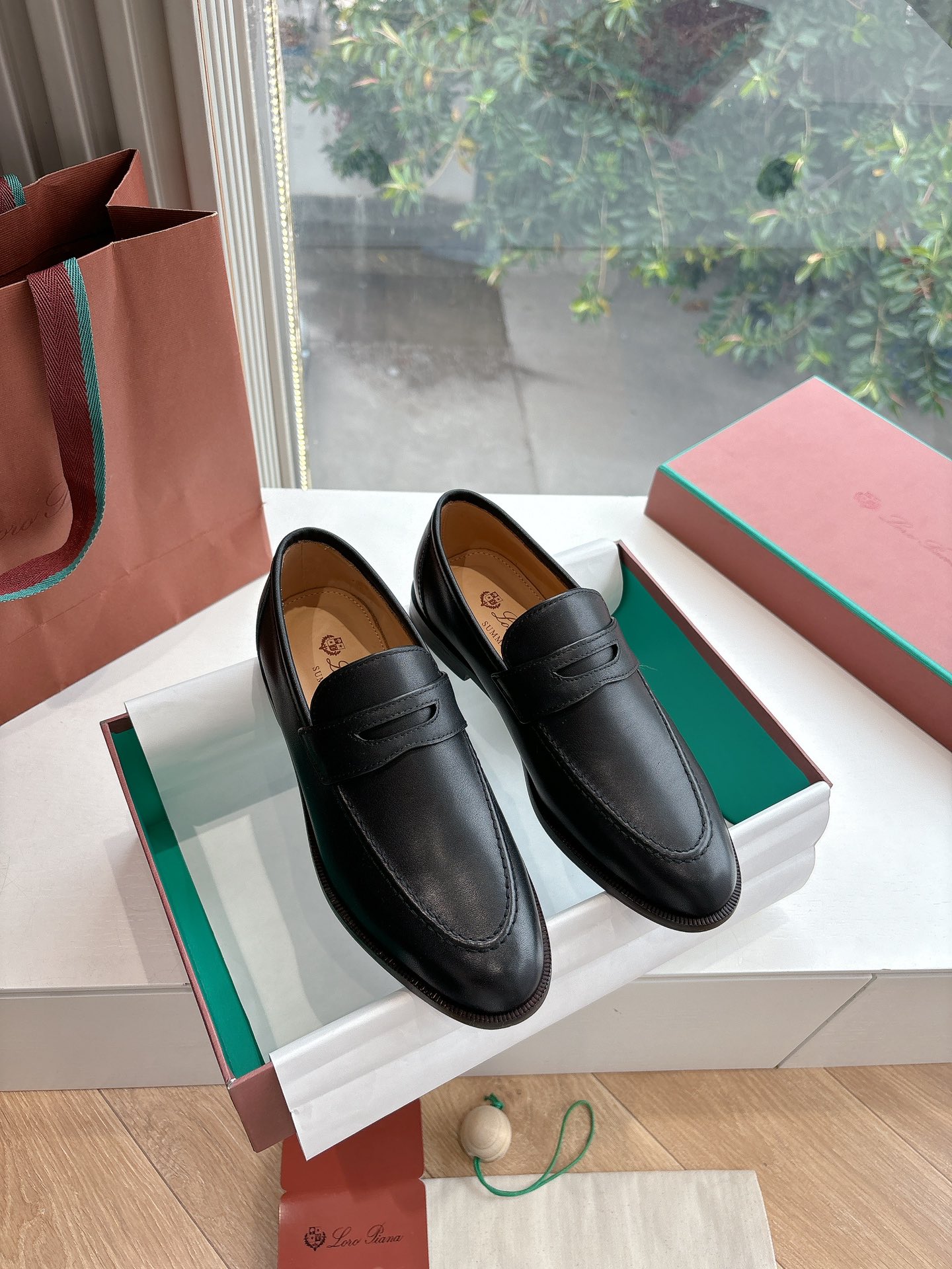 NO:759292,High version of leather, Men's model 30 (with full package) Purchasing level ·Official website classic loafers British small leather shoes Couple style quality can be seen in the picture Imported top custom calfskin Original cowhide full lining Italian genuine leather outsole: Women's size - (//Customized non-returnable) Men's size - (//Customized non-refundable), loafers, loafers, cowhide, Leather soles19860909高版本皮面 男款30（配置全套包装） 代购级 ·官网经典乐福鞋 英伦小皮鞋 情侣款品质如图可见 进口顶级定制小牛皮 原版牛皮全内里 意大利真皮大底 :女码- (//定制不退换） 男码-(//定制不退换）,乐福鞋,loafers,cowhide,Leather soles,Women's Shoes