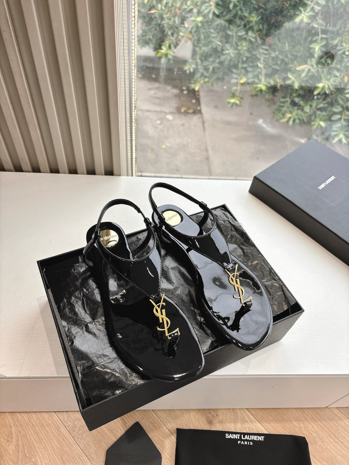 NO:232226,(Top version) Saint Laurent clip-in flip flops sandals heels fish mouth sandals Lee metal diamond chain pointed toe high heels YSL sister's beautiful beauty high heels again Saint Laurent Rose The same high heels are very good at modifying the foot shape, luxurious metal chains in recent years SLP has become more and more familiar with women in high heels, and has turned to design impression ysl beautiful high heels, original upper open beads, sole genuine leather soles, size 35-42 (40-42 customization, no return or replacement), sandals, loro piano, saint laurent, saint laurent, sandals, high heels, slippers, Leather soles19860909（顶级版本）圣罗兰夹脚人字拖鞋凉鞋坡跟鱼嘴凉鞋Lee金属钻链条尖头高跟鞋YSL姐姐的美丽尤物高跟鞋 又是人间圣罗兰 Rose同款的高跟鞋化很好修饰脚型,奢华金属链 这几年SLP是在高跟鞋越来越懂女人了朝摒奔了设计印象ysl绝美高跟鞋 鞋面原版开边珠 鞋底真皮大底 尺码35-42(40-42定制不退不换),凉鞋,loro piana,saint laurent,saint laurent,sandals,high heels,slippers,Leather soles,Women's Shoes