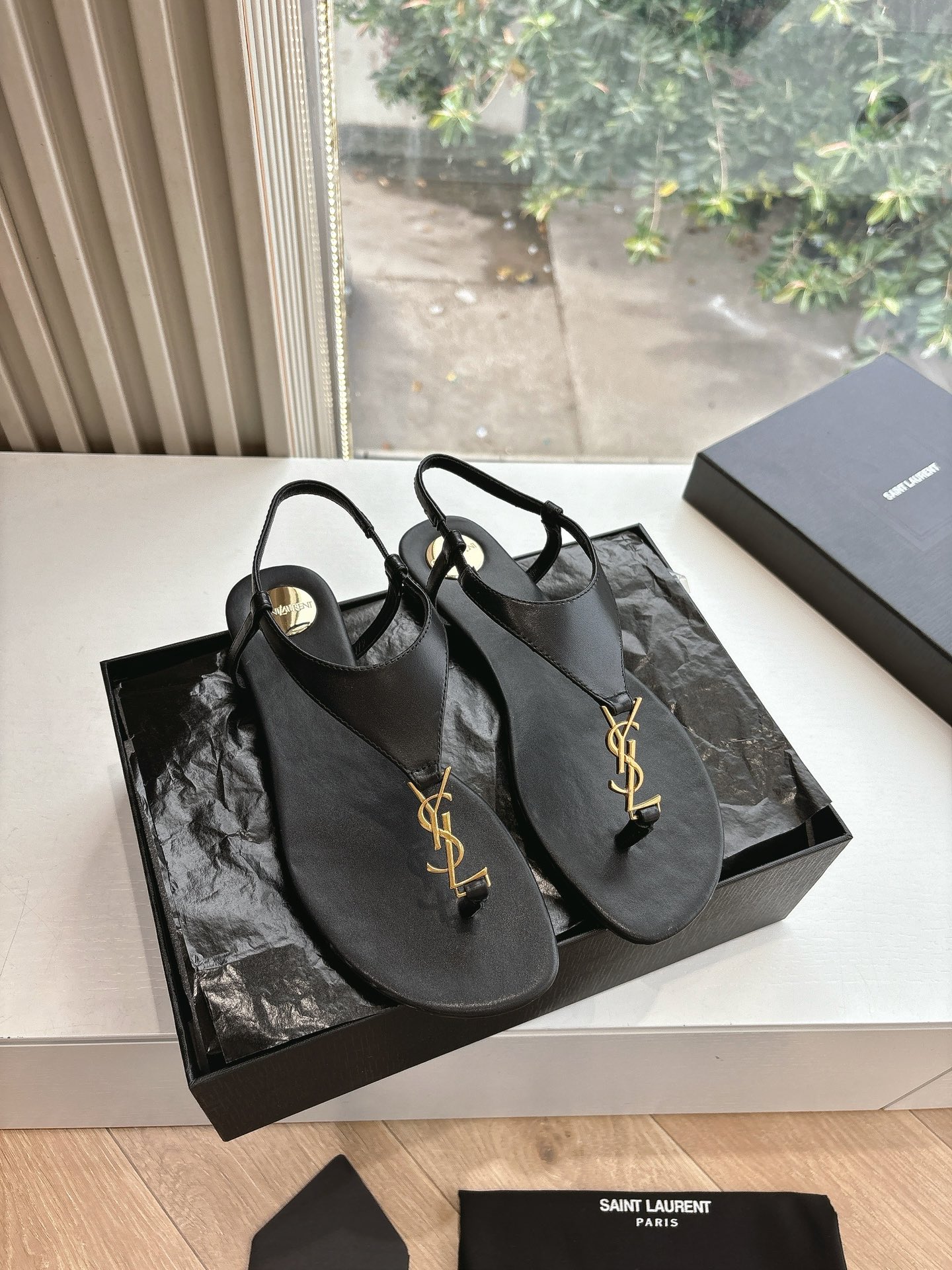 NO:232229,(Top version) Saint Laurent's foot-clip flip flops sandals heels fish mouth sandals Lee metal diamond chain pointed toe high heels YSL sister's beautiful beauty high heels again Saint Laurent Rose's same style of high heels are very good at modifying the foot shape, luxurious metal chains in recent years SLP has become more and more familiar with women in high heels, and has turned to design impression ysl beautiful high heels, original upper open edge beads, soles genuine leather outsole size 35-42 (40-42 customization, no return or replacement), sandals, loro piano, saint laurent, saint laurent, sandals, high heels, slippers, Leather soles19860909（顶级版本） 圣罗兰夹脚人字拖鞋凉鞋坡跟鱼嘴凉鞋Lee金属钻链条尖头高跟鞋YSL姐姐的美丽尤物高跟鞋 又是人间圣罗兰 Rose同款的高跟鞋化很好修饰脚型,奢华金属链 这几年SLP是在高跟鞋越来越懂女人了朝摒奔了设计印象ysl绝美高跟鞋 鞋面原版开边珠 鞋底真皮大底 尺码35-42(40-42定制不退不换),凉鞋,loro piana,saint laurent,saint laurent,sandals,high heels,slippers,Leather soles,Women's Shoes