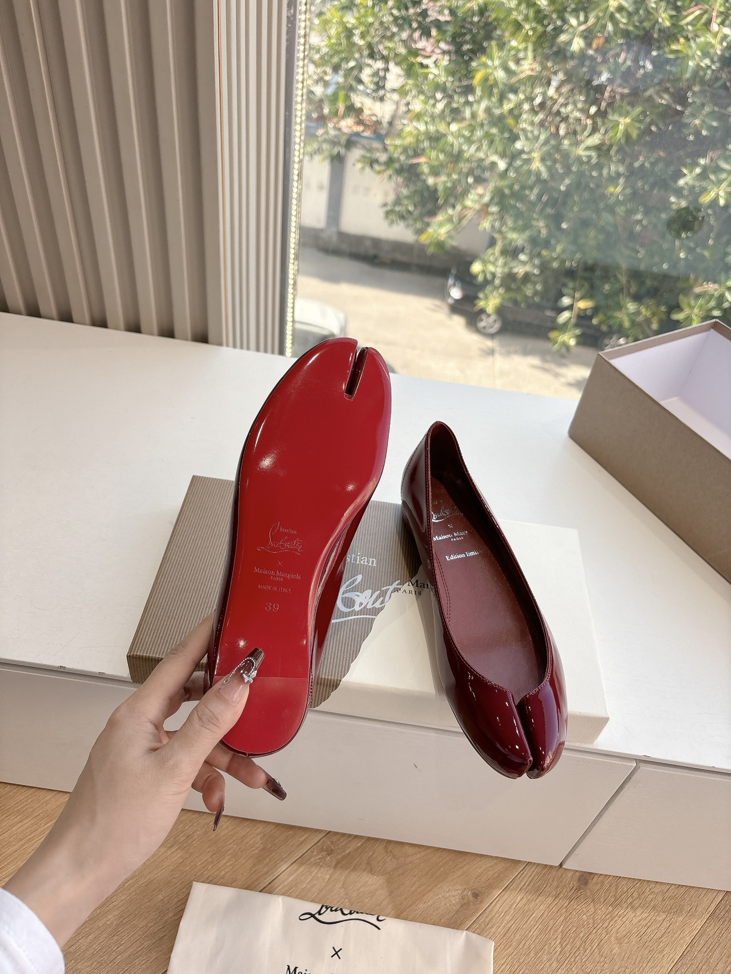 Review: Christian Louboutin & Maison Margiela’s Unique Two-Headed Ballet Shoe - 图片 6