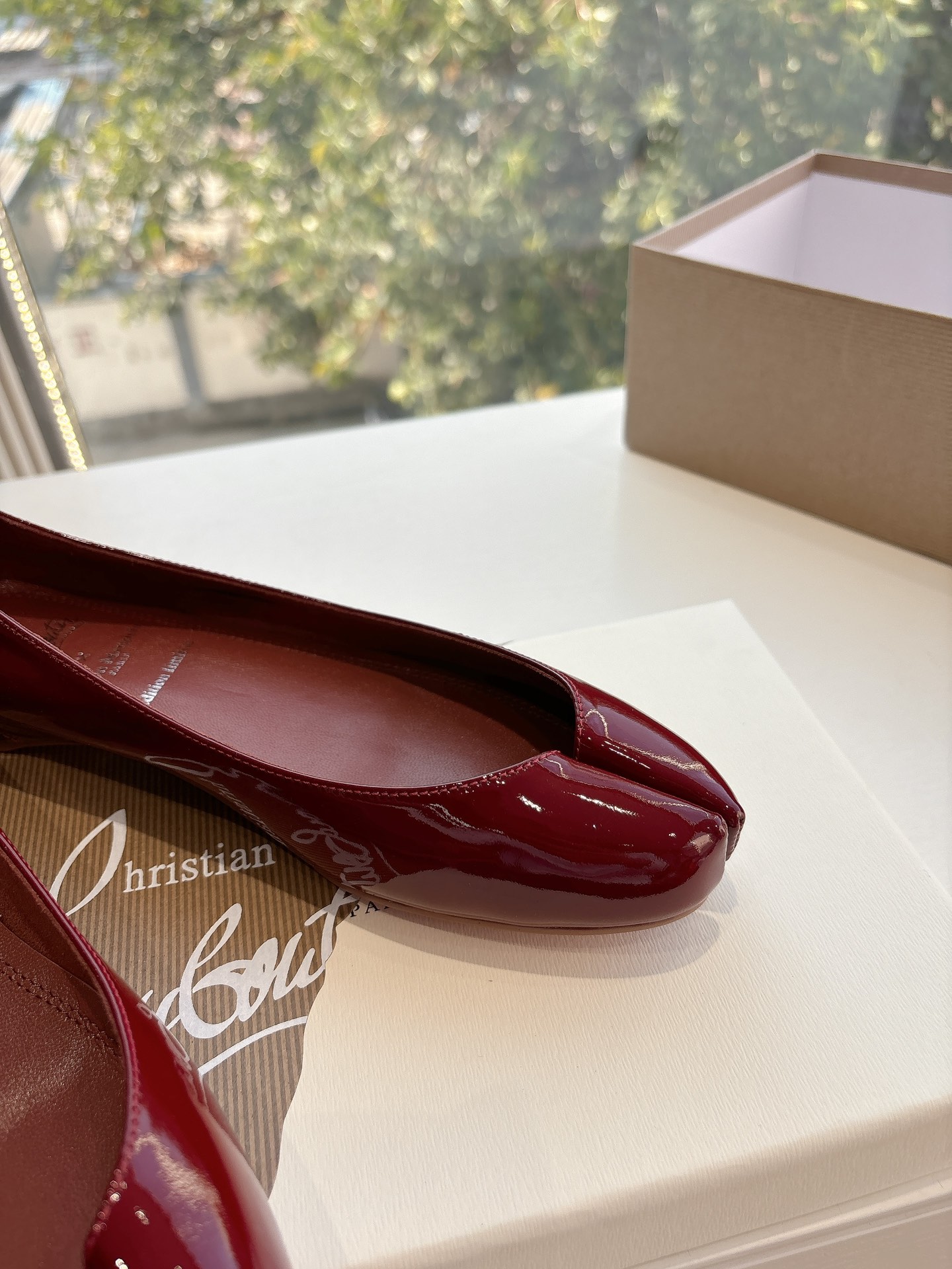 Review: Christian Louboutin & Maison Margiela’s Unique Two-Headed Ballet Shoe - 图片 8