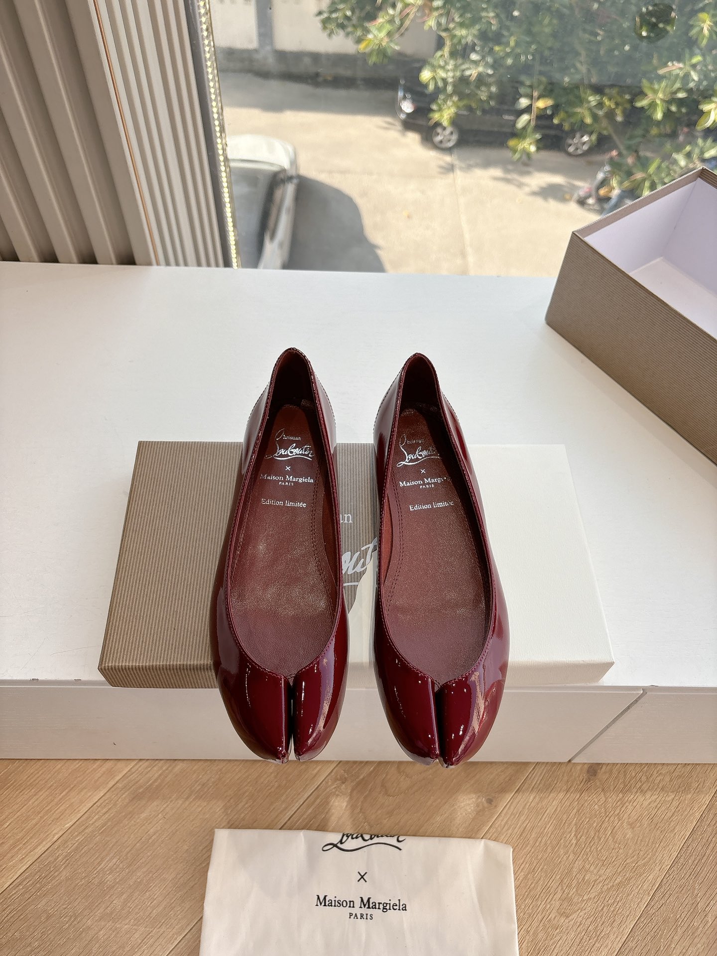 Review: Christian Louboutin & Maison Margiela’s Unique Two-Headed Ballet Shoe - 图片 4