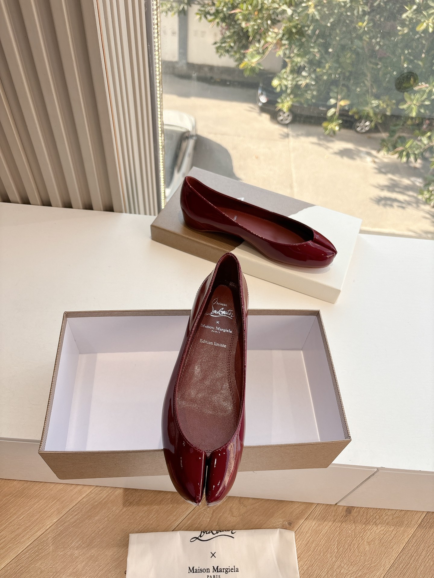 Review: Christian Louboutin & Maison Margiela’s Unique Two-Headed Ballet Shoe - 图片 2