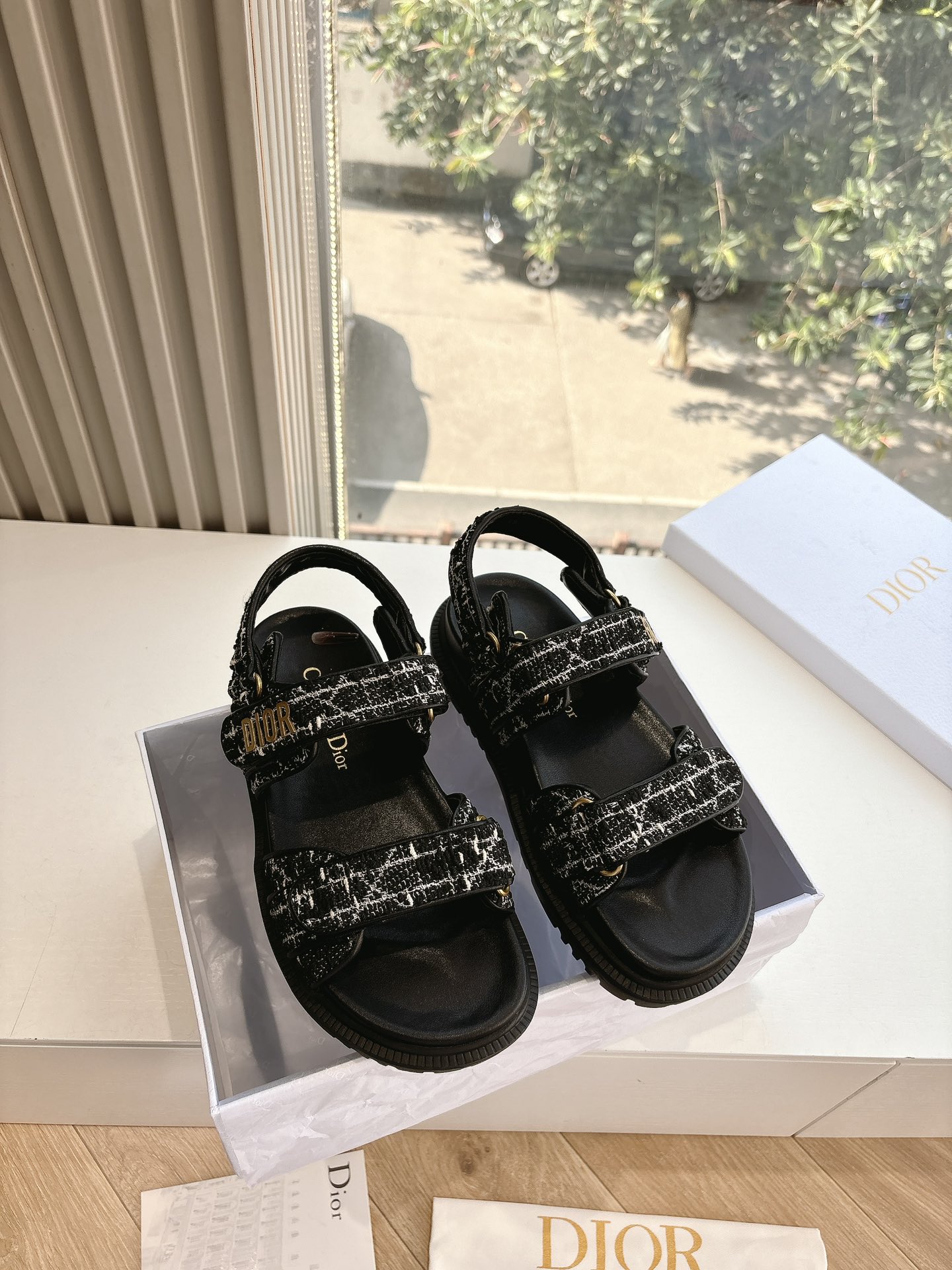 NO:246981,(Top version) Dior's new early spring loafers are simple, generous, and low-key and luxurious at a glance!  Paired with the eye-catching Chanristian Dior logo buckle #very high-end, comfortable and beautiful to wear #you can wear it in spring, summer, autumn and winter!  Imported cowhide embroidered upper, water-dyed cowhide inner sole original sole size35-40 (custom made in 40.41), slippers sandals, chanel, dior, dior, loafers, sandals, slippers, cowhide19860909（顶级版本） 迪奥2025早春新款乐福鞋一眼就想要的凉鞋简单大方‘低调奢华！ 配上醒目的Chanristian Dior标志扣#非常高级 穿着舒适好看而且好搭配#春夏秋冬都以穿！ 鞋面进口牛皮刺绣 内里水染牛皮 鞋底原版鞋底 size35-40（40.41订做）,拖鞋凉鞋,chanel,dior,dior,loafers,sandals,slippers,cowhide,Women's Shoes