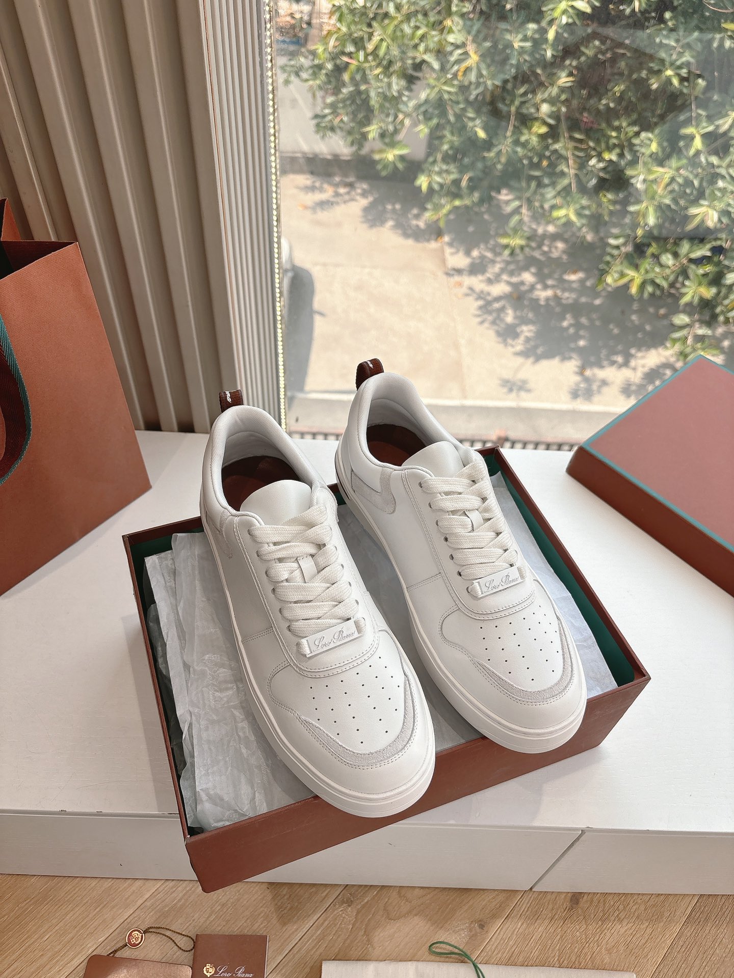 NO:252895,The so-see-what-you-get G1991 spring purchasing grade spot Loro Pian* classic hot lp cotton shoes fur shoes Deshu shoes top version thick sole casual, it turns out that this is the legendary casual shoes that will not be tired even if you walk 20,000 steps. This pair of casual shoes that holds the appearance and feel of the feet, and you will be completely lost as soon as you walk on your feet~ The minimalist design is eye-catching and durable, and the outfit is a plus for the outfit. The soft foot feel is outstanding, and it won’t be polished. It’s nice to match it with soft and glutinous soles. It’s not tiring to wear for a long time in daily life. Who can refuse a pair of versatile and beautiful loafers?  It’s simply too elegant, and you have both the feel and texture of your feet. The key is to make your legs look longer and not tired. The main one is just right!  Material original matte (going to foreign trade orders, domestic code changes without changing) Inner cowhide, large sole original sole, size for women 35-39 (40-43 no return or exchange) Men's 38-44 (45.46 no return or exchange) 39.40.41 Order Notes for men and women's matte This model only changes the code, casual shoes/sports shoes, loro piana, loro piana, loafers, sneakers, cowhide19860909所见即所得G1991春款代购级现货Loro Pian*经典爆款lp棉鞋毛毛鞋德训鞋顶级版本厚底休闲原来这就是传说走两万步都不会累脚的休闲鞋这双把颜值和脚感都拿捏住了,上脚一走就会被彻底沦陷～极简的设计吸睛耐看,穿搭加分项呀 软乎乎的脚感质感出众,不会磨脚就很nice搭配软软糯糯的鞋底,日常通行久穿不累哦 谁能拒绝得了一双百搭又好看的乐福鞋呢？简直不要太气质,脚感和质感都拿捏,关键是显腿长不累脚,主打的就是一个刚刚好！ 材质原版磨砂(走外贸订单 国内换码不换款) 内里牛皮 大底原版鞋底 码数女码35-39（40-43不退不换） 男码38-44（45.46不退不换） 39.40.41下单备注男女码 此款只换码,休闲鞋/运动鞋,loro piana,loro piana,loafers,sneakers,cowhide,Women's Shoes