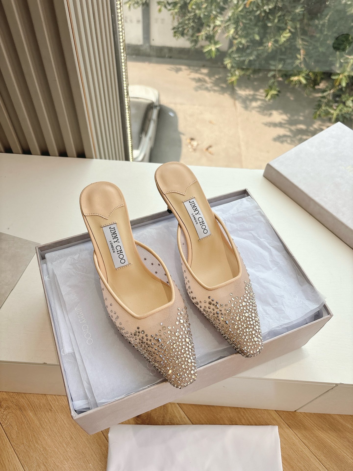 NO:257312,G987 What to see is what to get JimmyCho* Jimmy Week 25s Early Spring Product Top Version Pointed toe rhinestone slippers Single shoes hollow high heels This is too fairy, as beautiful as a work of art, very vivid and vivid, very gentle and fairy, as if you can smell the fragrance of flowers! A fashionable fairy style outfit, casually paired with a pair of shorts can show your fairy spirit!  !  The upper is handmade, and each pair of shoes takes one week to make. The flowers can be pinched into their favorite shapes by themselves, which is the finishing touch of the overall shape. Horseshoe heel design, neat and imported material. Internal sheepskin inner footbed. Outsole imported from Italy. Size: 34-41 (34.40.41. Customized, no return or replacement), semi-torque, jimmy choo, jimmy choo, high heels, slippers, shorts, sheepskin19860909G987所见即所得JimmyCho*吉米周25s早春爆品 顶版 尖头水钻拖鞋单鞋中空高跟鞋  这也太仙了叭,像艺术品一样美到窒息的很生动形象,很温柔很仙女,仿佛能闻到花的香气!时尚的仙女风穿搭,随意搭配上一条短裤都能尽显仙气飘飘！！鞋面是手工制作的,每双鞋需要一周才能制作而成 花朵是可以自己捏成喜欢的形状,是整体造型搭配的点睛之笔 马蹄跟设计,利落且 材质进口对版材质 内里羊皮内里垫脚  大底意大利进口真皮底  码数:34-41（34.40.41.定制不退不换）,半拖,jimmy choo,jimmy choo,high heels,slippers,shorts,sheepskin,Women's Shoes