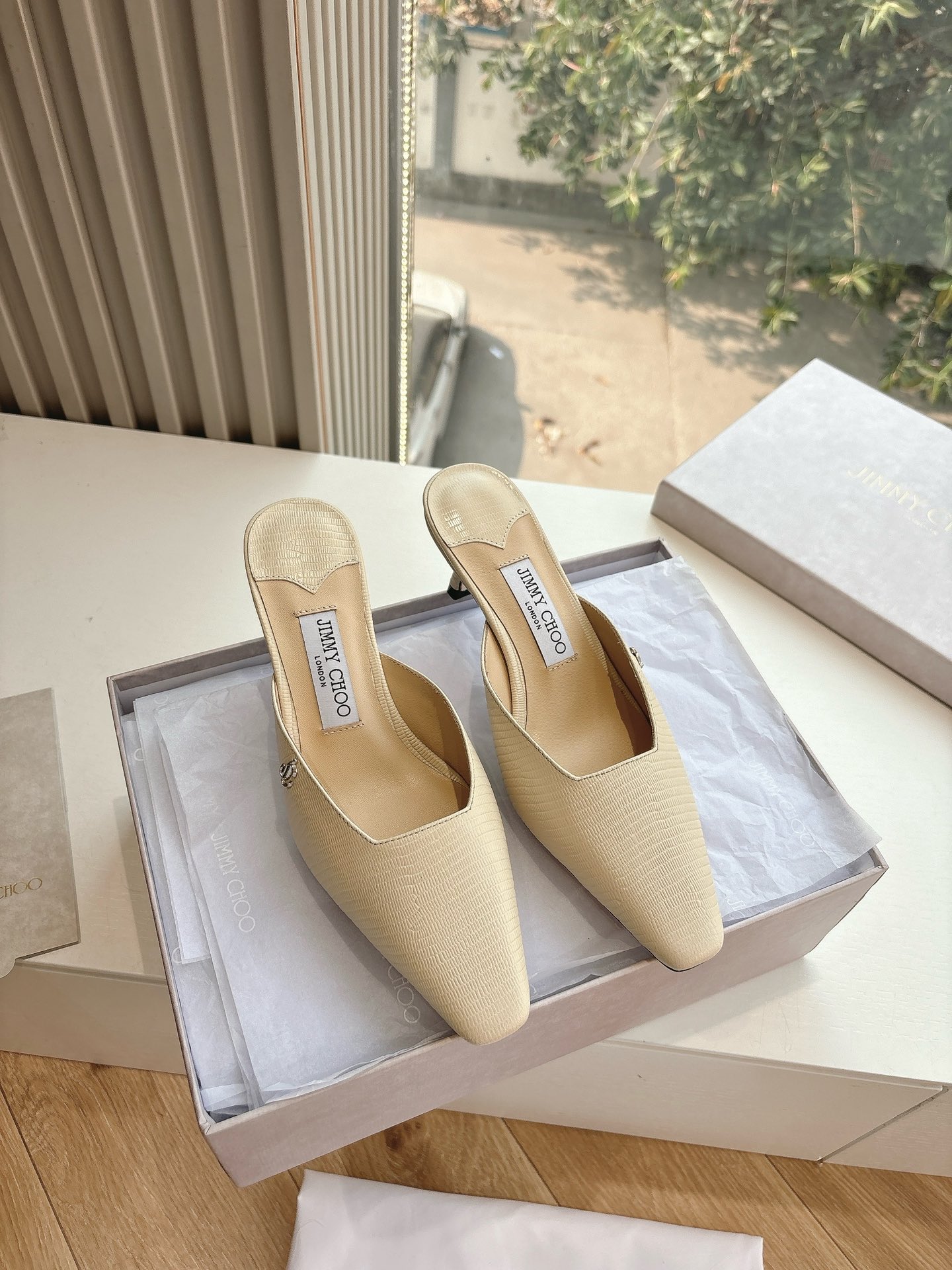 NO:257308,G987 What to see is what to get JimmyCho* Jimmy Week 25s Early Spring Product Top Version Pointed toe rhinestone slippers Single shoes hollow high heels This is too fairy, as beautiful as a work of art, very vivid and vivid, very gentle and fairy, as if you can smell the fragrance of flowers! A fashionable fairy style outfit, casually paired with a pair of shorts can show your fairy spirit!  !  The upper is handmade, and each pair of shoes takes one week to make. The flowers can be pinched into their favorite shapes by themselves, which is the finishing touch of the overall shape. Horseshoe heel design, neat and imported embossed cowhide. Inner sheepskin inner footbed. Outsole imported from Italy imported genuine leather sole. Size: 34-41 (34.40.41. Customized, no return or replacement), semi-torque, jimmy choo, jimmy choo, high heels, slippers, shorts, cowhide, sheepskin19860909G987所见即所得JimmyCho*吉米周25s早春爆品 顶版 尖头水钻拖鞋单鞋中空高跟鞋  这也太仙了叭,像艺术品一样美到窒息的很生动形象,很温柔很仙女,仿佛能闻到花的香气!时尚的仙女风穿搭,随意搭配上一条短裤都能尽显仙气飘飘！！鞋面是手工制作的,每双鞋需要一周才能制作而成 花朵是可以自己捏成喜欢的形状,是整体造型搭配的点睛之笔 马蹄跟设计,利落且 材质进口压纹牛皮 内里羊皮内里垫脚  大底意大利进口真皮底  码数:34-41（34.40.41.定制不退不换）,半拖,jimmy choo,jimmy choo,high heels,slippers,shorts,cowhide,sheepskin,Women's Shoes