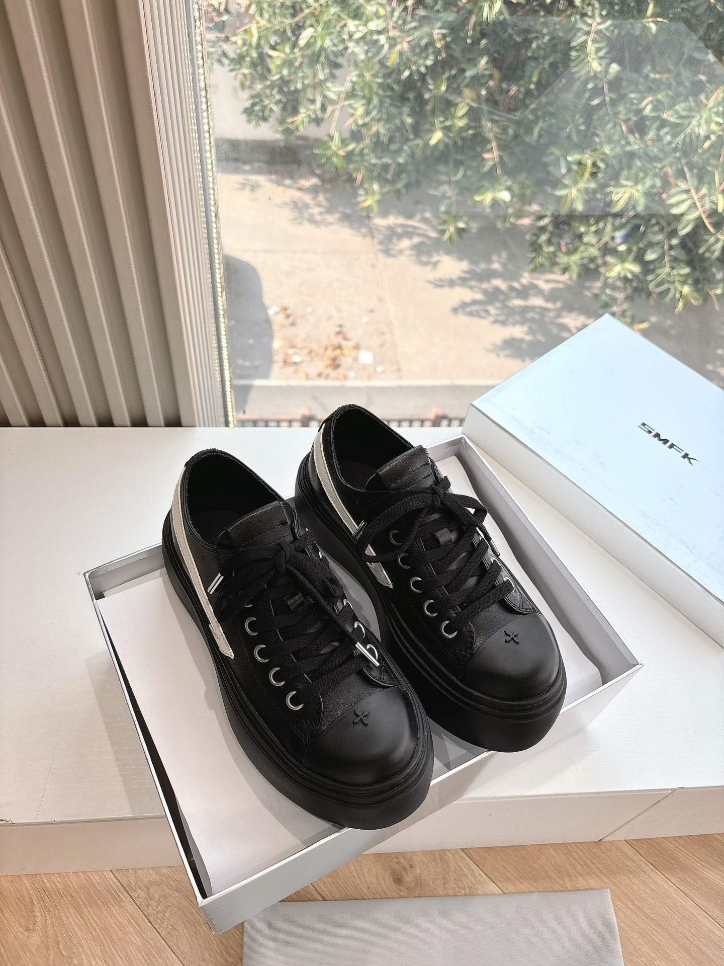 NO:246966,(Top version) SMFK Cross 2025 Early Spring New Thick-soled Sneakers Counter Out of Stock King, the heart-warming texture is full at first glance, the foot is invincible and can be used to close your eyes, one of the very fashionable items. Many internet celebrities and celebrities wear SMFK sneakers. The more you look at it, the more you look, the more you look, the more you look, the more you look, the more you are super versatile. Fabric original cowhide material/cloth surface, inner lining, original molded sole, size 35-39# (40# custom made, no return or exchange), casual shoes/sneakers, cowhide19860909（顶级版本） SMFK十字2025早春新款厚底运动鞋专柜断货王,一眼心动质感拉满,上脚无敌增高,闭眼可入,非常时髦的单品之一超多网红博主、明星都穿SMFK的运动鞋,真的是越看越上头超级百搭 面料原版牛皮材质/布面 内里透气网内里 鞋底原版开模鞋底 码数35-39#（40#订做不退换）,休闲鞋/运动鞋,sneakers,cowhide,Women's Shoes