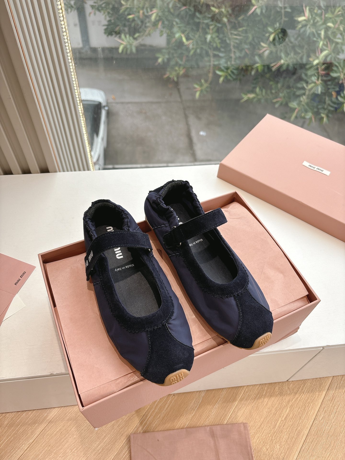 NO:246973,(Top version) MiuMiu 25ss Spring and Summer New Cookie Shoes Forrest Gump Shoes Casual Sneakers Miumiu's latest hit Mary Jane Velcro single shoes Avant-garde and bold design. Miu Miu style is integrated with the simple lines of this thick-soled canvas sneaker. The chic logo is decorated on the tongue and back of the shoe, embellishing the retro design, adding an iconic element!  Thick sole design defines avant-garde modern style. Original custom fabric/beef reverse velvet matte leather. Inner original inner lining. Original mold opening correct sole. Size#35-40 (40.41 customization without return or exchange), casual shoes/sports shoes, miumiu, mary jane, sneakers19860909（顶级版本） MiuMiu 缪缪 25ss 春夏新款 饼干鞋 阿甘鞋休闲运动鞋miumiu最新爆款玛丽珍魔术贴单鞋前卫大胆的设计,Miu Miu风格融于此款厚底帆布运动鞋的简约线条,别致徽标饰于鞋舌与背面,点缀复古设计,平添标志性元素！厚底设计定义前卫的现代风格 面料原版定制布料/牛反绒磨砂皮 内里原版内里 鞋底原版开模正确鞋底 Size#35-40（40.41定制不退换）,休闲鞋/运动鞋,miumiu,mary jane,sneakers,Women's Shoes