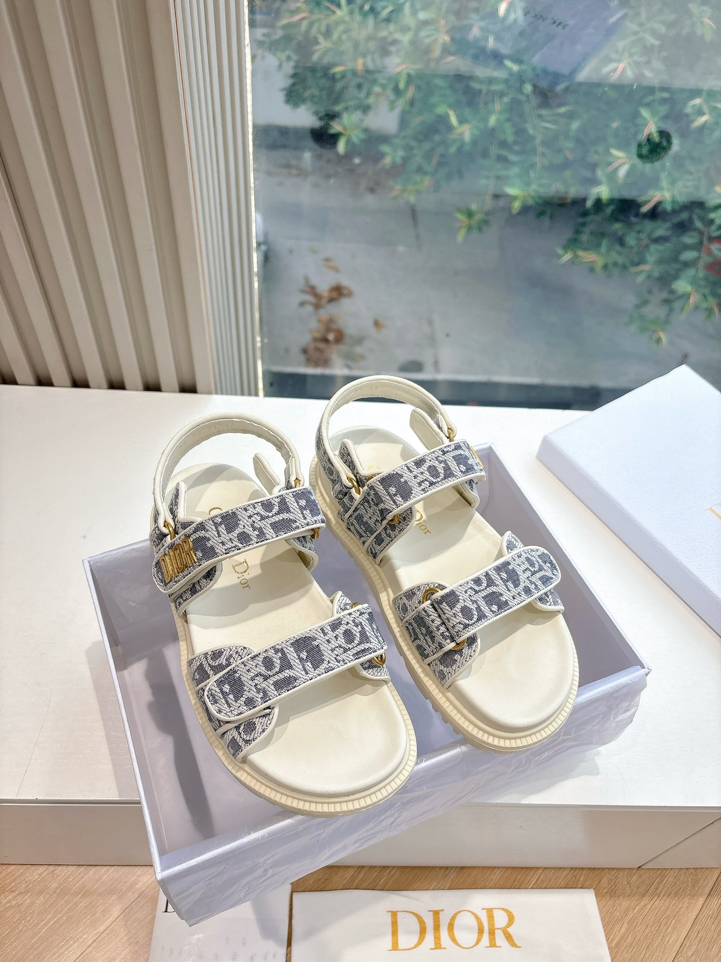 NO:261098,(Top version) Dior's new early spring loafers are simple, generous, and low-key and luxurious at a glance!  Paired with the eye-catching Chanristian Dior logo buckle #very high-end, comfortable and beautiful to wear #you can wear it in spring, summer, autumn and winter!  Imported cowhide embroidered upper, water-dyed cowhide inner sole original sole size35-40 (custom made in 41.42), slippers sandals, chanel, dior, dior, loafers, sandals, slippers, cowhide19860909（顶级版本） 迪奥2025早春新款乐福鞋一眼就想要的凉鞋简单大方‘低调奢华！ 配上醒目的Chanristian Dior标志扣#非常高级 穿着舒适好看而且好搭配#春夏秋冬都以穿！ 鞋面进口牛皮刺绣 内里水染牛皮 鞋底原版鞋底 size35-40（41.42订做）,拖鞋凉鞋,chanel,dior,dior,loafers,sandals,slippers,cowhide,Women's Shoes