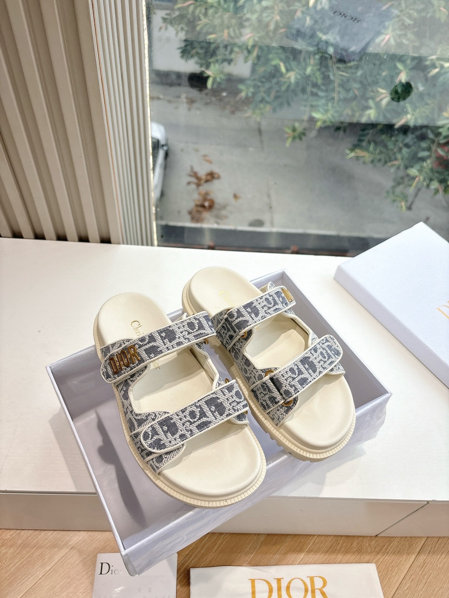 NO:261095,(Top version) Dior's new early spring loafers are simple, generous, and low-key and luxurious at a glance!  Paired with the eye-catching Chanristian Dior logo buckle #very high-end, comfortable and beautiful to wear #you can wear it in spring, summer, autumn and winter!  Imported cowhide embroidered upper, water-dyed cowhide inner sole original sole size35-40 (.41.42 customized), slippers and sandals, chanel, dior, dior, loafers, sandals, slippers, cowhide19860909（顶级版本） 迪奥2025早春新款乐福鞋一眼就想要的凉鞋简单大方‘低调奢华！ 配上醒目的Chanristian Dior标志扣#非常高级 穿着舒适好看而且好搭配#春夏秋冬都以穿！ 鞋面进口牛皮刺绣 内里水染牛皮 鞋底原版鞋底 size35-40（.41.42订做）,拖鞋凉鞋,chanel,dior,dior,loafers,sandals,slippers,cowhide,Women's Shoes