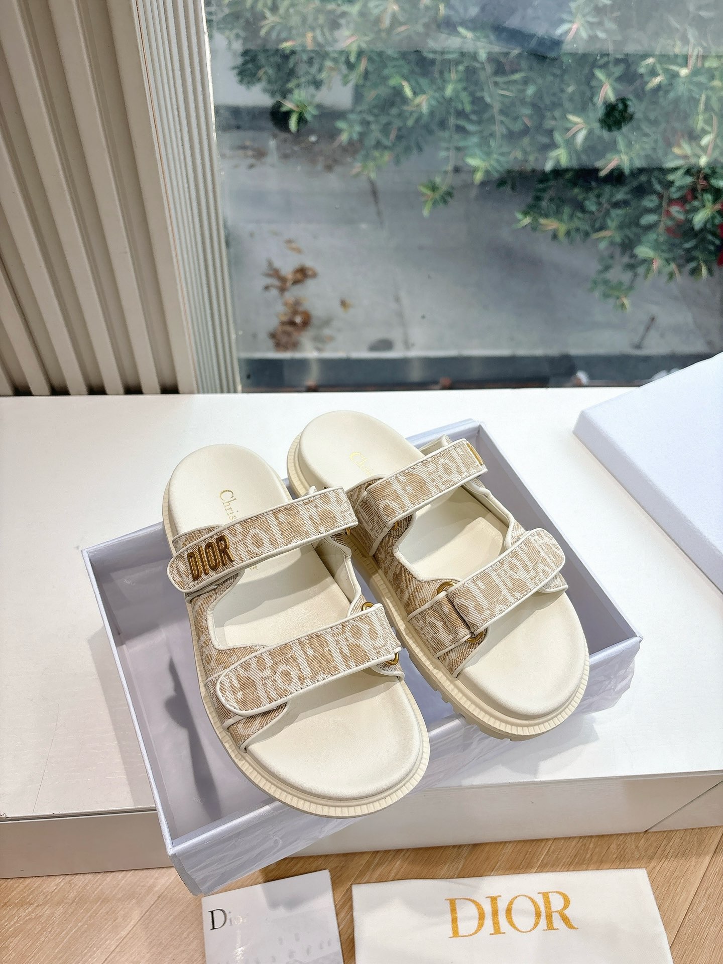 NO:254440,(Top version) Dior's new early spring loafers are simple, generous, and low-key and luxurious at a glance!  Paired with the eye-catching Chanristian Dior logo buckle #very high-end, comfortable and beautiful to wear #you can wear it in spring, summer, autumn and winter!  Imported cowhide embroidered upper, water-dyed cowhide inner sole original sole size35-40 (custom made in 40.41.42), slippers sandals, chanel, dior, dior, loafers, sandals, slippers, cowhide19860909（顶级版本） 迪奥2025早春新款乐福鞋一眼就想要的凉鞋简单大方‘低调奢华！ 配上醒目的Chanristian Dior标志扣#非常高级 穿着舒适好看而且好搭配#春夏秋冬都以穿！ 鞋面进口牛皮刺绣 内里水染牛皮 鞋底原版鞋底 size35-40（40.41.42订做）,拖鞋凉鞋,chanel,dior,dior,loafers,sandals,slippers,cowhide,Women's Shoes