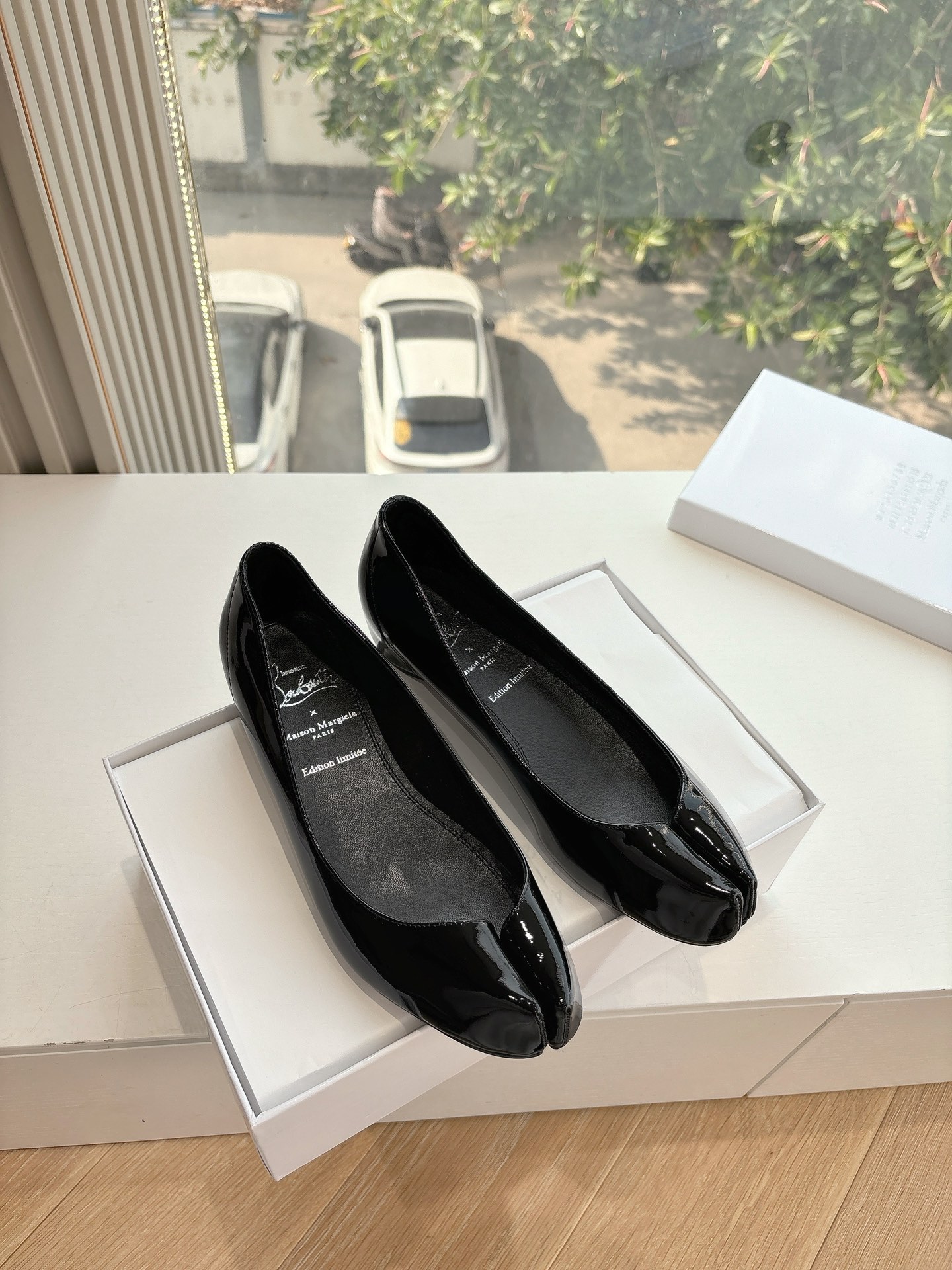 NO:239455,(Top version) Maison Margie* co-branded top purchasing version, beautiful split toe flat ballet single shoes, split toe   red sole double-headed bullets are just right in my heart, who thought of such a beautiful outsole combination!  I really want to praise you!  Just put it in the shoe cabinet and enjoy it, you will feel the beauty of satisfaction!  How to wear it with your feet?  Wear whatever you want!  Wear barefoot socks!  Wear as you like!  My happiness has no end!  This ballet shoe has no heel design!  Thanks to the reasonable narrowing of the shoe heart, the level of footwork has been greatly improved!  The comfort is full of points, the texture of the patent leather and the red base magnifies the romance and sexiness, and willful embellish every ordinary day!  Imported patent leather material (Gui Factory lasting master adjusts last foot feeling beyond Y version, no best, only better) Inner sheep li, original tpu shoe size 35-39/40.41 customized non-return, split-toe shoes, socks19860909（顶级版本） MaisonMargie*联名款顶级代购版本 绝美分趾平底芭蕾单鞋 分趾 红底的双头子弹正中我心这样绝美大底搭配是谁想出来的！我真的要大夸特夸了！只是放在鞋柜里欣赏就会觉得满足的美感！上脚搭配怎么穿？随便穿！光脚穿袜子穿！随意穿！我的快乐没有尽头！ 这款芭蕾鞋做了不掉跟设计！得益于鞋心部份的合理收窄,大大提高了把脚程度！舒适度满分,漆皮质感搭配红底,放大了浪漫于性感,任性的点缀每一个普通的日子！ 材质进口漆皮(湾厂楦师调楦 脚感超越y版 没有最好只有更好) 内里羊里 大底原版tpu 鞋码35-39/40.41定制不退换,分趾鞋,socks,Women's Shoes