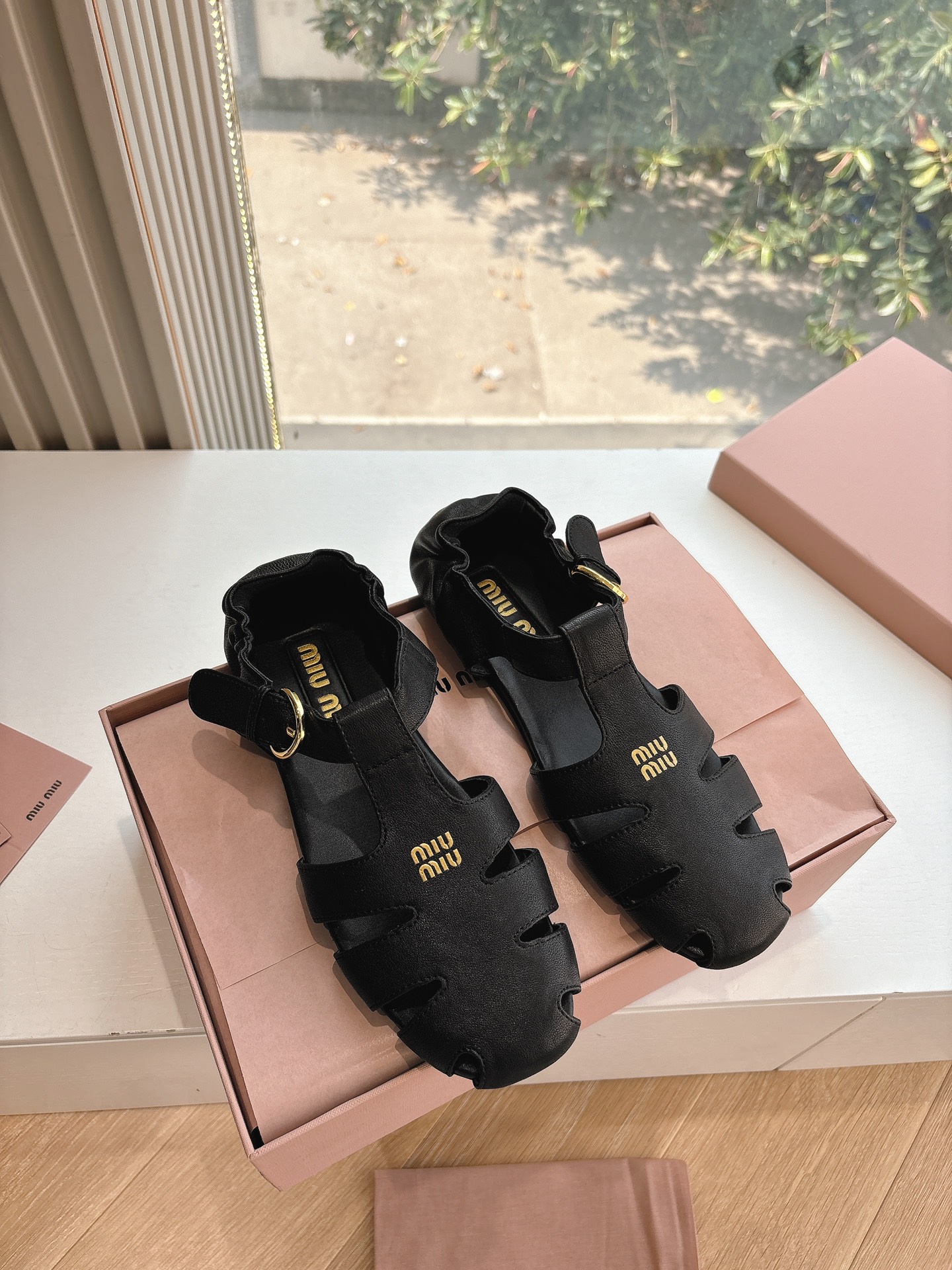 NO:239459,(Top version) Miu Miu hollow woven ballet shoes, pig cage shoes, woven Ms. Miu Miu decorative satin ballet flat shoes exclusive high version Miu Mi*2025 spring flat Zp development Original flash sale on the market version Miu is really too girly!  Super soft and glutinous. If you like it, you can rush it!  Imported original cowhide (pair three-dimensional logo) Size 35-39 (40.41 customization without return or replacement) Sole original sole, sandals, miumiu, sandals, flats, cowhide19860909（顶级版本） Miu Miu 镂空编织芭蕾鞋猪笼鞋编织缪缪女士装饰缎面芭蕾舞平底鞋独家高版 Miu Mi*2025春款平底Zp开发 原版秒杀市面版本 Miu真的太少女啦！超级软糯 喜欢可以冲了！ 鞋面进口原版牛皮(对版立体logo) 码数35-39（40.41定制不退不换） 鞋底原版鞋底,凉鞋,miumiu,sandals,flats,cowhide,Women's Shoes