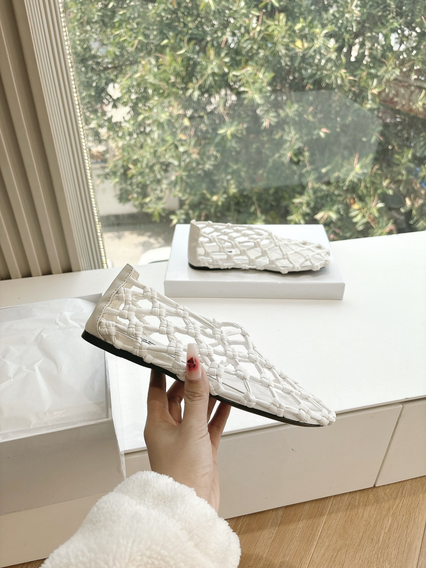 “Summer Vibe: Soft Cow Skin Shoes with Unique Design for Beach Lovers” - 图片 3