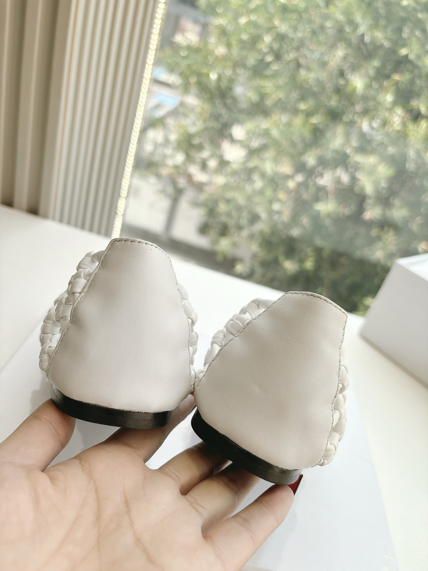 “Summer Vibe: Soft Cow Skin Shoes with Unique Design for Beach Lovers” - 图片 9