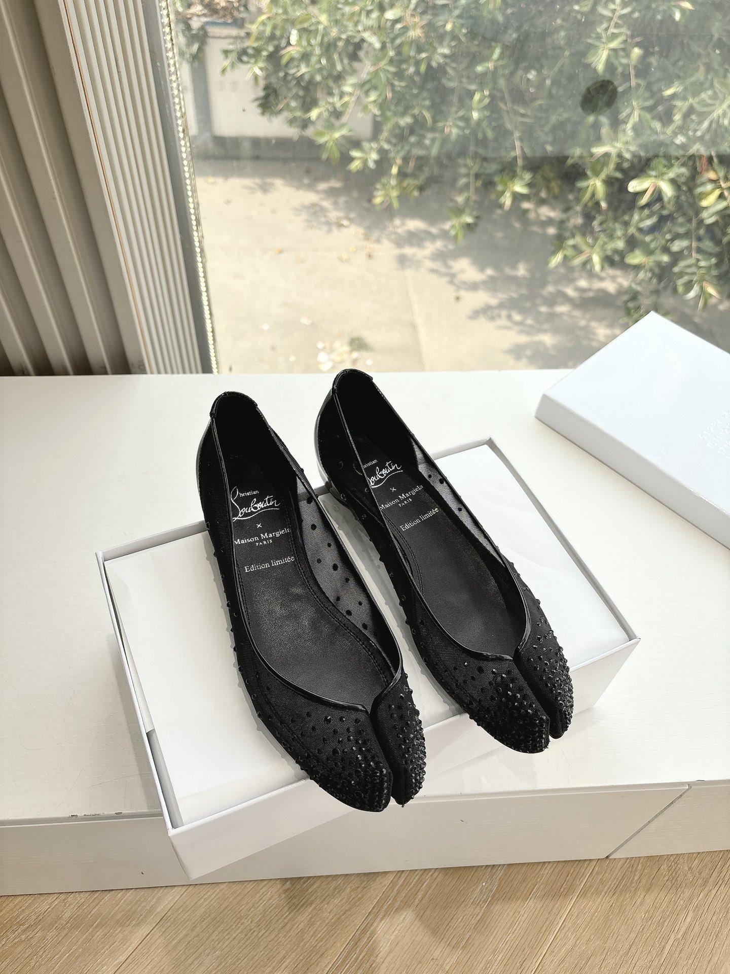 NO:239458,(Top version) Maison Margie* co-branded top purchasing version, beautiful split toe flat ballet single shoes, split toe   red sole double-headed bullets are just right in my heart, who thought of such a beautiful outsole combination!  I really want to praise you!  Just put it in the shoe cabinet and enjoy it, you will feel the beauty of satisfaction!  How to wear it with your feet?  Wear whatever you want!  Wear barefoot socks!  Wear as you like!  My happiness has no end!  This ballet shoe has no heel design!  Thanks to the reasonable narrowing of the shoe heart, the level of footwork has been greatly improved!  The comfort is full of points, the texture of the patent leather and the red base magnifies the romance and sexiness, and willful embellish every ordinary day!  Imported mesh yarn, inner li sheep, original tpu shoe size 35-39/40.41 customized non-return, split-toe shoes, socks19860909（顶级版本） MaisonMargie*联名款顶级代购版本 绝美分趾平底芭蕾单鞋 分趾 红底的双头子弹正中我心这样绝美大底搭配是谁想出来的！我真的要大夸特夸了！只是放在鞋柜里欣赏就会觉得满足的美感！上脚搭配怎么穿？随便穿！光脚穿袜子穿！随意穿！我的快乐没有尽头！ 这款芭蕾鞋做了不掉跟设计！得益于鞋心部份的合理收窄,大大提高了把脚程度！舒适度满分,漆皮质感搭配红底,放大了浪漫于性感,任性的点缀每一个普通的日子！ 材质进口网纱烫钻 内里羊里 大底原版tpu 鞋码35-39/40.41定制不退换,分趾鞋,socks,Women's Shoes