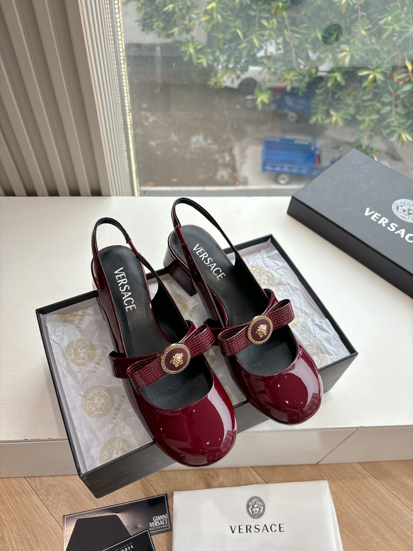 NO:438311,Versace co-branded series (high-end version) Versace Du Meisha head & Ao Diamond paired with F-shaped three-dimensional heels. A very popular joint show at home and abroad. YB unanimous one-to-one original mold opening independent mold opening high-end heavy industry gold F-shaped three-dimensional heels. The official first release, a large number of celebrity celebrities planting grass, Ao Diamond brilliantly shows such outstanding beauty, which makes people unforgettable!  Go material, upper, imported cowhide, inner imported sheepskin, sole, cowhide, size 35-40 (40 customization, no return and exchange) Packaging, full set of original packaging (only change the code, no change), sandals, versace, versace, sandals, cowhide, sheepskin19860909Versace联名系列（高版本）范思哲杜美莎人头&奥钻搭配F形立体鞋跟高跟 海内外热度超高的联名秀款 YB一致一比一原版开模独立开模高级重工金色F形立体鞋跟, 官方首发 ,大量明星网红种草,奥钻璀璨出如此出众的美,让人过目不忘！ Go 材质 鞋面 进口牛皮 内里进口羊皮 鞋底 牛皮大底 码数 35-40(40定制不退换） 包装 全套原版包装(只换码不换款),凉鞋,versace,versace,sandals,cowhide,sheepskin,Women's Shoes