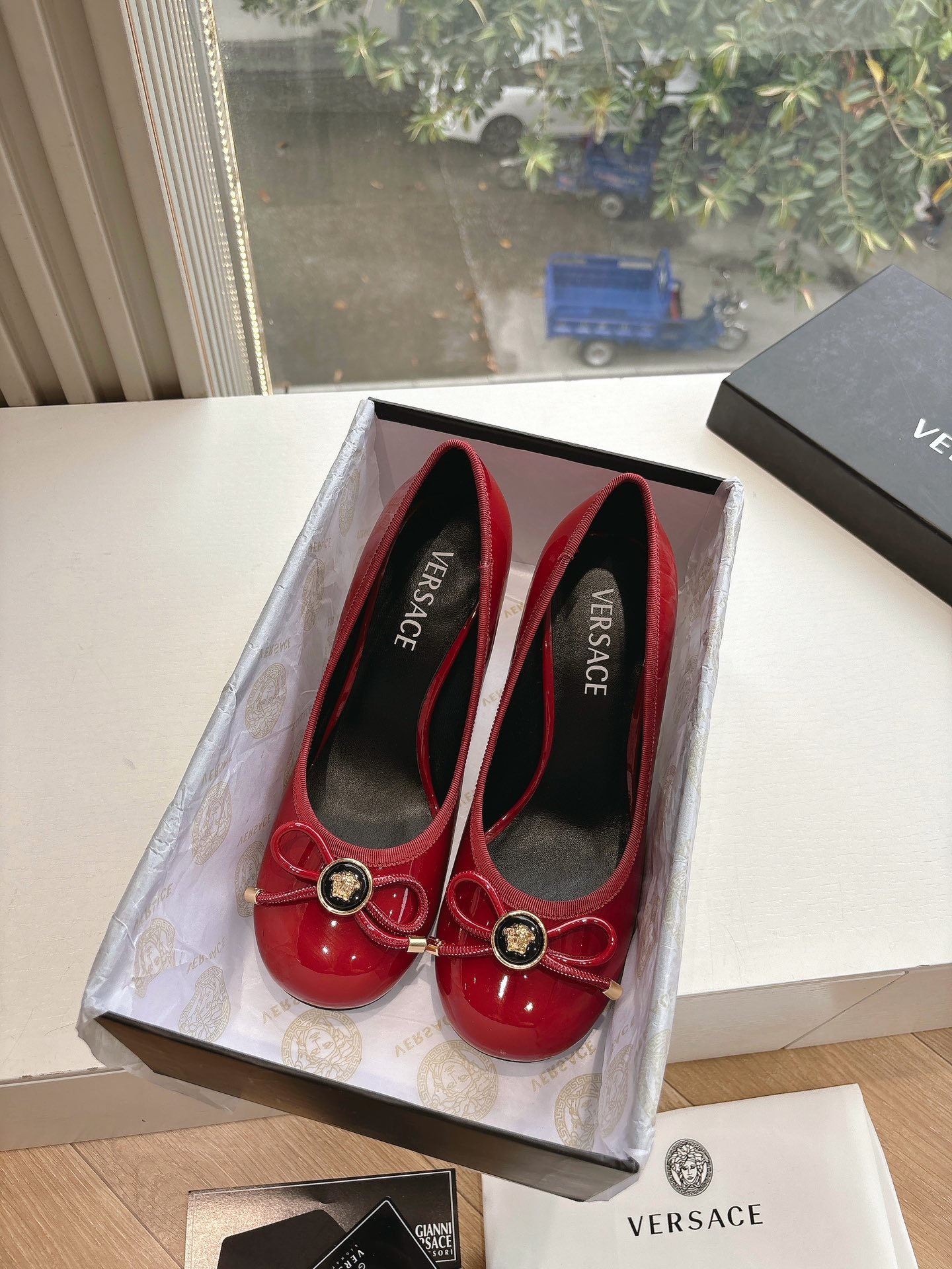 NO:438326,Versace co-branded series (high-end version) Versace Du Meisha head & Ao Diamond paired with F-shaped three-dimensional heels. A very popular joint show at home and abroad. YB unanimous one-to-one original mold opening independent mold opening high-end heavy industry gold F-shaped three-dimensional heels. The official first release, a large number of celebrity celebrities planting grass, Ao Diamond brilliantly shows such outstanding beauty, which makes people unforgettable!  Go material, upper, imported cowhide, inner imported sheepskin, sole, cowhide, size 35-40 (40 custom made, no return or exchange) Packaging, full set of original packaging (only change the code, no change), single shoes, versace, versace, cowhide, sheepskin19860909Versace联名系列（高版本）范思哲杜美莎人头&奥钻搭配F形立体鞋跟高跟 海内外热度超高的联名秀款 YB一致一比一原版开模独立开模高级重工金色F形立体鞋跟, 官方首发 ,大量明星网红种草,奥钻璀璨出如此出众的美,让人过目不忘！ Go 材质 鞋面 进口牛皮 内里进口羊皮 鞋底 牛皮大底 码数 35-40(40定制不退换） 包装 全套原版包装(只换码不换款),单鞋,versace,versace,cowhide,sheepskin,Women's Shoes