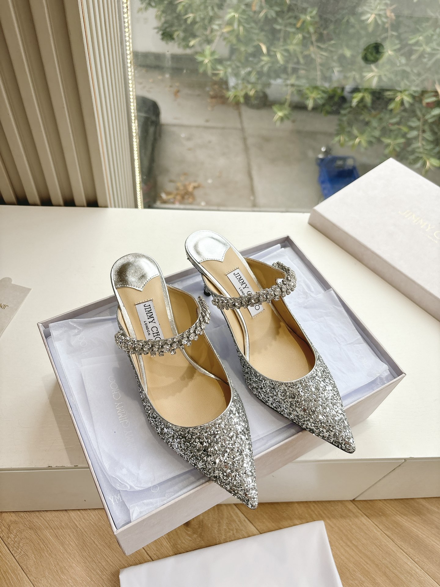 NO:440739,G987 What to see is what to get JimmyCho* Jimmy Week 25s Early Spring Product Top Version Pointed Rhinestone Hollow High Heels This is so fairy-like, as beautiful as a work of art, it is very vivid and vivid, very gentle and fairy-like, as if you can smell the fragrance of flowers! A fashionable fairy-style outfit, casually paired with a pair of shorts can show your fairy-like spirit!  !  The upper is handmade, and each pair of shoes takes one week to make. The flowers can be pinched into their favorite shapes by themselves, which is the finishing touch of the overall shape. Horseshoe heel design, neat and imported material. Internal sheepskin inner footbed. Outsole imported from Italy. Size: 34-41 (34.40.41.42 Customized, no return or replacement), high heels, jimmy choo, jimmy choo, high heels, shorts, sheepskin19860909G987所见即所得JimmyCho*吉米周25s早春爆品 顶版 尖头水钻中空高跟鞋  这也太仙了叭,像艺术品一样美到窒息的很生动形象,很温柔很仙女,仿佛能闻到花的香气!时尚的仙女风穿搭,随意搭配上一条短裤都能尽显仙气飘飘！！鞋面是手工制作的,每双鞋需要一周才能制作而成 花朵是可以自己捏成喜欢的形状,是整体造型搭配的点睛之笔 马蹄跟设计,利落且 材质进口对版材质 内里羊皮内里垫脚  大底意大利进口真皮底  码数:34-41（34.40.41.42定制不退不换）,高跟鞋,jimmy choo,jimmy choo,high heels,shorts,sheepskin,Women's Shoes
