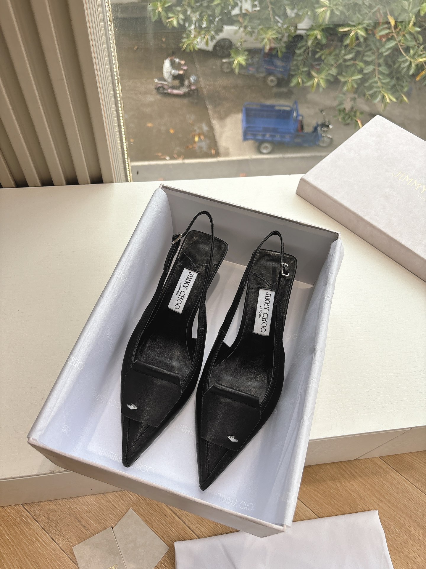 NO:440745,G887 What to see is what to get JimmyCho* Jimmy Week 25s Early Spring Product Top Version Pointed Rhinestone Hollow High Heels This is so fairy-like, as beautiful as a work of art, it is very vivid and vivid, very gentle and fairy-like, as if you can smell the fragrance of flowers! A fashionable fairy-style outfit, casually paired with a pair of shorts can show your fairy-like spirit!  !  The upper is handmade, and each pair of shoes takes one week to make. The flowers can be pinched into their favorite shapes by themselves, which is the finishing touch of the overall shape. Horseshoe heel design, neat and imported material, cowhide, inner sheepskin inner footbed, outsole imported from Italy, genuine leather sole, size: 35-41 (35.40.41 custom made without return or replacement), high heels, jimmy choo, jimmy choo, high heels, shorts, cowhide, sheepskin19860909G887所见即所得JimmyCho*吉米周25s早春爆品 顶版 尖头水钻中空高跟鞋  这也太仙了叭,像艺术品一样美到窒息的很生动形象,很温柔很仙女,仿佛能闻到花的香气!时尚的仙女风穿搭,随意搭配上一条短裤都能尽显仙气飘飘！！鞋面是手工制作的,每双鞋需要一周才能制作而成 花朵是可以自己捏成喜欢的形状,是整体造型搭配的点睛之笔 马蹄跟设计,利落且 材质进口对版牛皮 内里羊皮内里垫脚  大底意大利进口真皮底  码数:35-41（35.40.41定制不退不换）,高跟鞋,jimmy choo,jimmy choo,high heels,shorts,cowhide,sheepskin,Women's Shoes