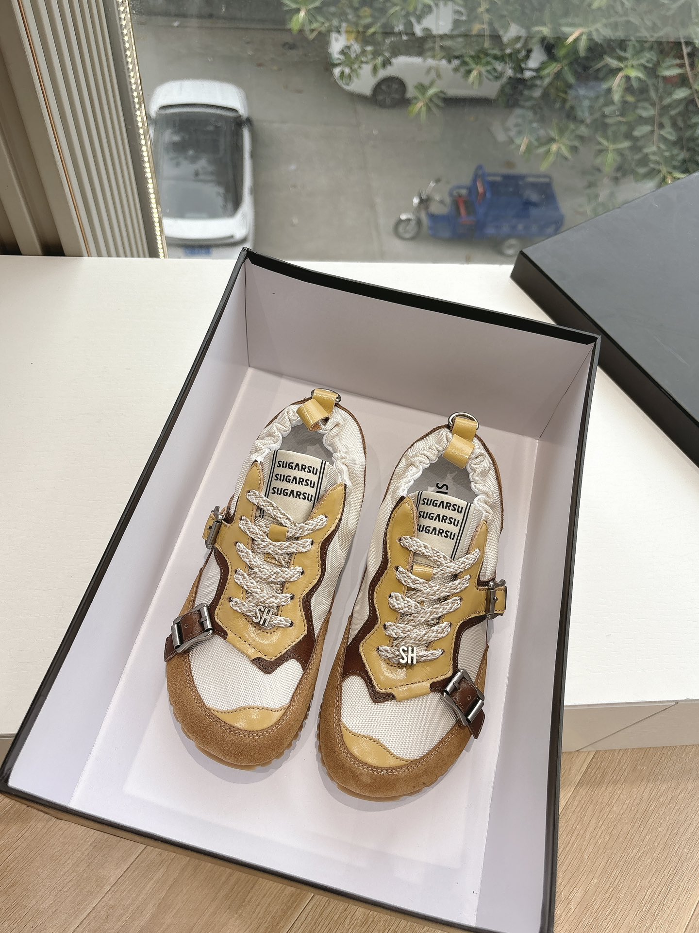 NO:254407,(Top version) SUGARSU 25SS retro age-reducing color-blocking model, four colors are available. The upper buckle embellishes the side of the shoe, which is extra eye-catching. The playful tilted head last design combines SUGARSU wavy lines, trendy and fashionable~ The details of the shoe also incorporate the popular vacation-style shell elements for 25 years. It turns into shell pattern bean sole material. The rubber-shaped sole is light and fashionable. And it is scheming to hide and increase the height, and the total height inside and outside is about 3 cm. The wrinkled structure of the shoe mouth needs to be hand-sewn, so it is soft and comfortable to wear. The upper cowhide inner lipili size 35-40 (40 customization, no return or replacement), casual shoes/sports shoes, sneakers, cowhide19860909（顶级版本） SUGARSU 25SS 复古减龄拼色款 四色可选 鞋面搭扣点缀鞋侧,额外吸睛,俏皮的歪头楦型设计结合了 SUGARSU 波浪线条,潮流且时髦~ 鞋款细节也融入了25年流行的度假风贝壳元素,化为贝壳纹豆豆鞋底底材选择了橡胶成型底,轻盈且时髦.并且心机的做了隐藏增高,内外合计约增高3厘米.鞋口抽皱结构需要手工缝制,穿着体验柔软舒 鞋面牛皮 内里皮里 尺码35-40（40定制不退不换),休闲鞋/运动鞋,sneakers,cowhide,Women's Shoes