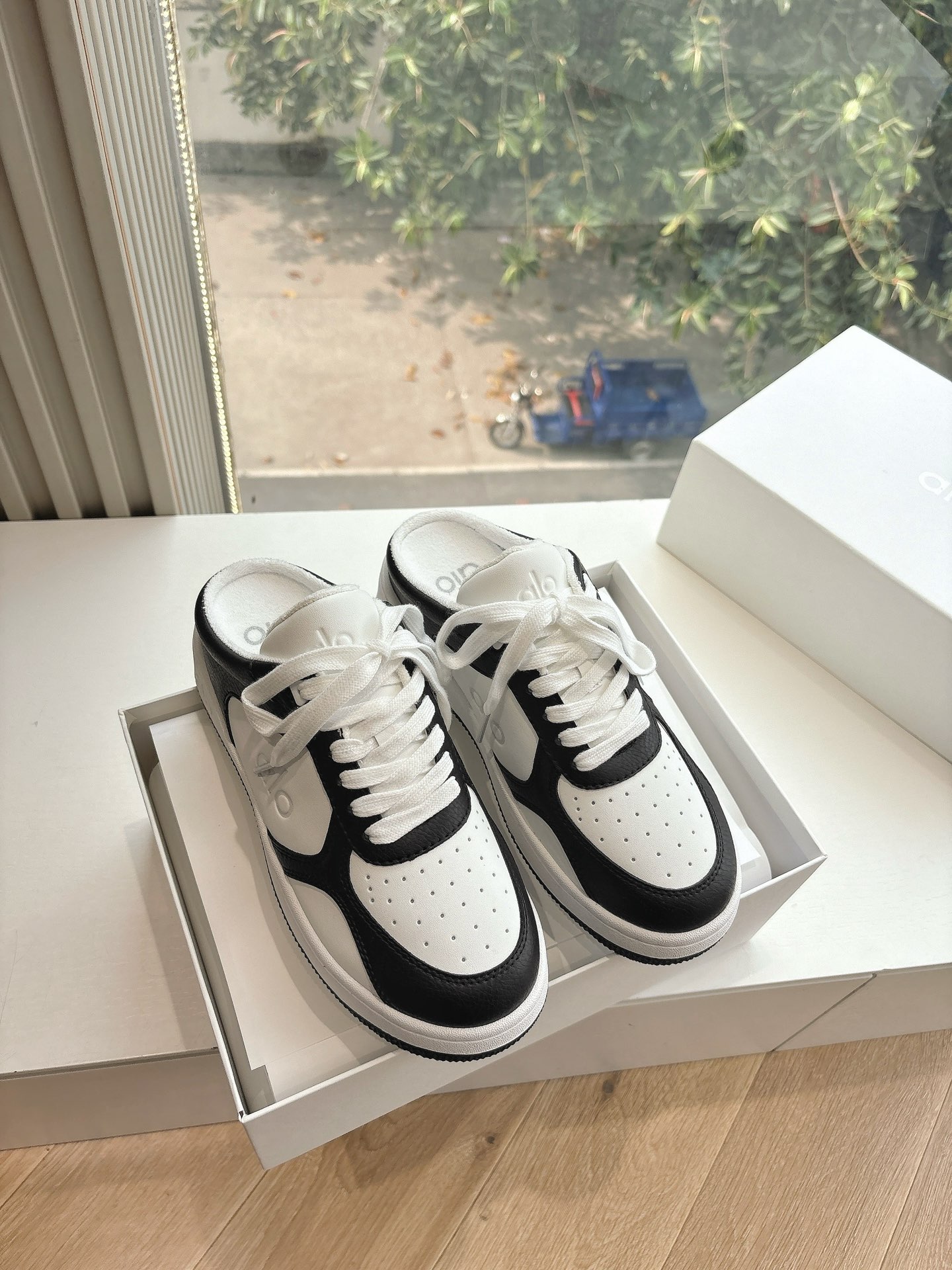 NO:438373,alo25s spring and summer new style color-blocking white shoes thick-soled comfortable and casual style alo understands girls better than Nike!  Super versatile!  And super comfortable!  It's a thick bottom but it's not heavy at all on the feet!  Very lightweight!  It looks better when putting on socks!  And it is recommended by celebrities. It is a model that increases your legs and makes your legs look thinner!  Super suitable for us small girls~ the shoes are also a classic color-blocking and contrasting design with the delicate leather texture on the upper!  !  Material cowhide, inner li sheep, pure natural rubber sole, 35-40 (40 women's non-return, replacement), casual shoes/sports shoes, sneakers, cowhide19860909alo25s 春夏新款 拼色小白鞋厚底舒适休闲款 alo比耐克更懂女生！上脚超级百搭！而且超级舒适！是厚底款但是上脚一点都不沉重！ 非常轻便！套上袜套搭配更好看！而且还是明星同款推荐～上脚增高显腿细！ 超级适合我们小个子女生～鞋子整体也是经典的拼色撞色设计搭配鞋面细腻的真皮纹路肌理感！！ 材质牛皮 内里羊里 大底纯天然橡胶大底 35-40（40女不退换）,休闲鞋/运动鞋,sneakers,cowhide,Women's Shoes