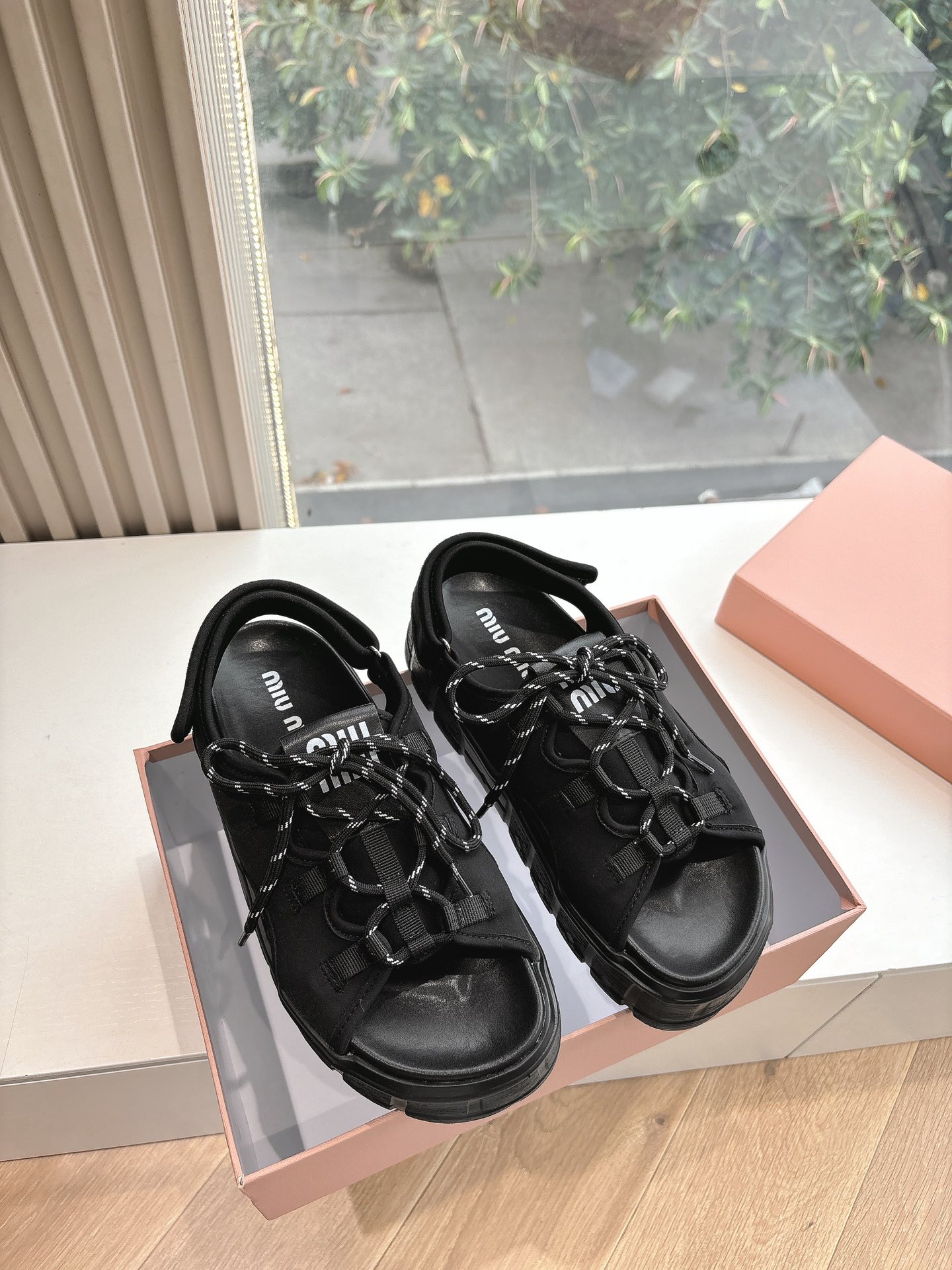 NO:239451,(Top version) Miu Miu hollow woven ballet shoes, pig cage shoes, woven mum thick sole pig cage shoes, women's decorative satin ballet flat shoes exclusive high version Miu Mi*2025 spring flat Zp development Original flash sale on the market version Miu is really too girly!  Super soft and glutinous. If you like it, you can rush it!  Imported original cowhide (pair three-dimensional logo) Size 35-39 (40. Customized, no return or replacement) Sole original sole, sandals, miumiu, sandals, flats, cowhide19860909（顶级版本） Miu Miu 镂空编织芭蕾鞋猪笼鞋编织缪缪厚底猪笼鞋女士装饰缎面芭蕾舞平底鞋独家高版 Miu Mi*2025春款平底Zp开发 原版秒杀市面版本 Miu真的太少女啦！超级软糯 喜欢可以冲了！ 鞋面进口原版牛皮(对版立体logo) 码数35-39（40.定制不退不换） 鞋底原版鞋底,凉鞋,miumiu,sandals,flats,cowhide,Women's Shoes