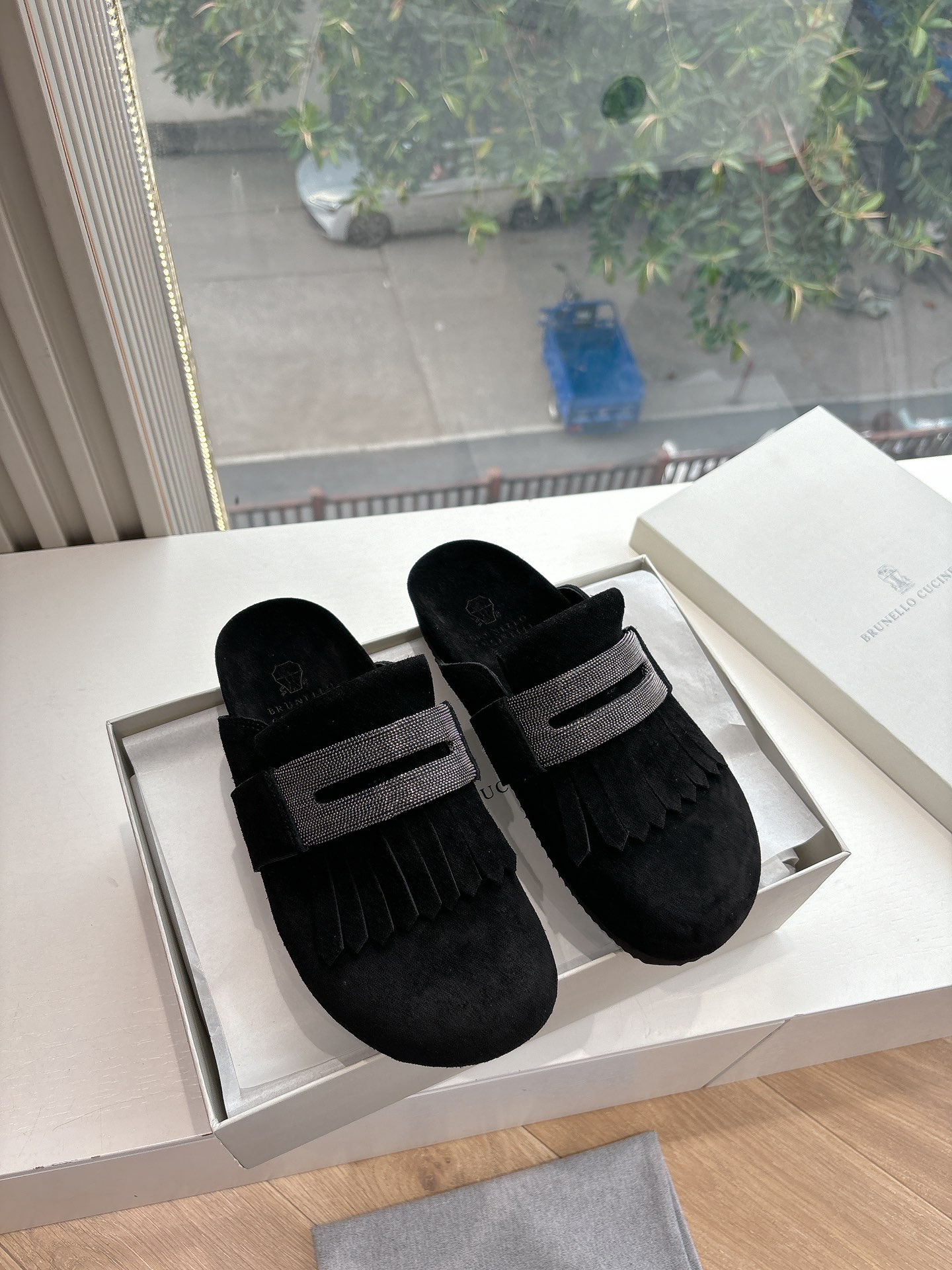 NO:266408,The so-see is WYIWYI BC purchasing grade women's shoes brunell* cucinell* Baotou Muller slippers for women's winter suede beaded plus velvet thickened new shoes really fall in love with thick-soled casual shoes at first glance, and I have no one of my favorite shoes recently!  Any style can be matched with fried chicken nice~ Material original matte inner lining original sole size 35-41 (40. No return or replacement), semi-drag, brunello cucinelli, slippers, chamois leather19860909所见即所得bc代购级女鞋brunell* cucinell*包头穆勒拖鞋板鞋女冬季麂皮串珠加绒加厚新款鞋真的一眼爱上厚底体闲鞋上脚超级舒服,近期最爱的鞋子没有之一！任何风格都能搭配炒鸡nice~ 材质原版磨砂 内里原版内里 大底原版鞋底 码数35-41（40.不退不换）,半拖,brunello cucinelli,slippers,chamois leather,Women's Shoes