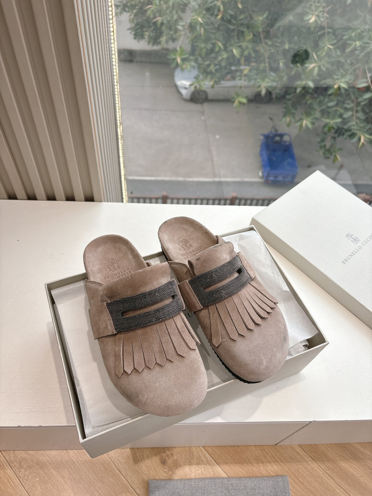 NO:266414,The so-see is WYIWYI BC purchasing grade women's shoes brunell* cucinell* Baotou Muller slippers for women's winter suede beaded plus velvet thickened new shoes really fall in love with thick-soled casual shoes at first glance, and I have no one of my favorite shoes recently!  Any style can be matched with fried chicken nice~ Material original matte inner lining original sole size 35-41 (40. No return or replacement), semi-drag, brunello cucinelli, slippers, chamois leather19860909所见即所得bc代购级女鞋brunell* cucinell*包头穆勒拖鞋板鞋女冬季麂皮串珠加绒加厚新款鞋真的一眼爱上厚底体闲鞋上脚超级舒服,近期最爱的鞋子没有之一！任何风格都能搭配炒鸡nice~ 材质原版磨砂 内里原版内里 大底原版鞋底 码数35-41（40.不退不换）,半拖,brunello cucinelli,slippers,chamois leather,Women's Shoes