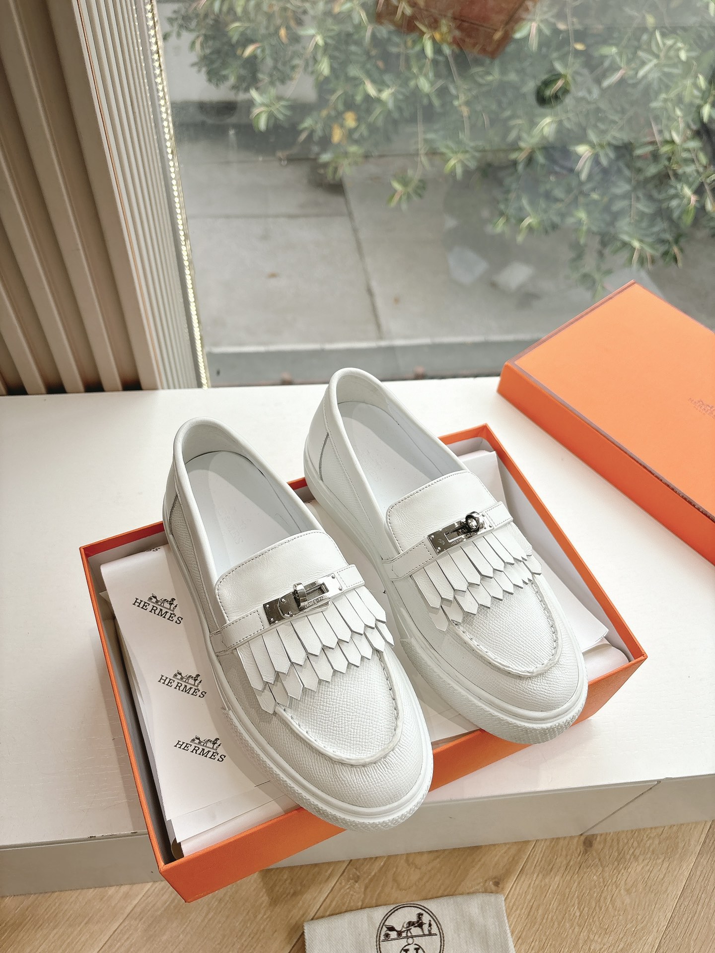 NO:416510,Hermes men's sneakers are the most worthwhile to buy. Hermes men's sneakers are the legendary shoes that you want to buy without matching goods. Fashion, comfortable and versatile. Although the price is rising, the price is really not expensive. New colors are all very good. There are many other colors. For women, there are not so many choices, but they are also very good. The fabric is imported cowhide. The inner lining is original sole. The sole is original sole. The size is 35-40. Loafers, hermes, hermes, loafers, sneakers, cowhide19860909Hermes 运动鞋男款实拍最值得的入手的爱马仕男款运动鞋传说中不配货也要买的鞋潮流 时尚 舒适 百搭 虽然涨价 但价格真不贵新出的配色都很好看 还有很多其他配色 等女款相对男款,选择没有那么多不过也是很好看, 面料进口牛皮 内里原版内里 鞋底原版鞋底 码数35-40,乐福鞋,hermes,hermes,loafers,sneakers,cowhide,Women's Shoes