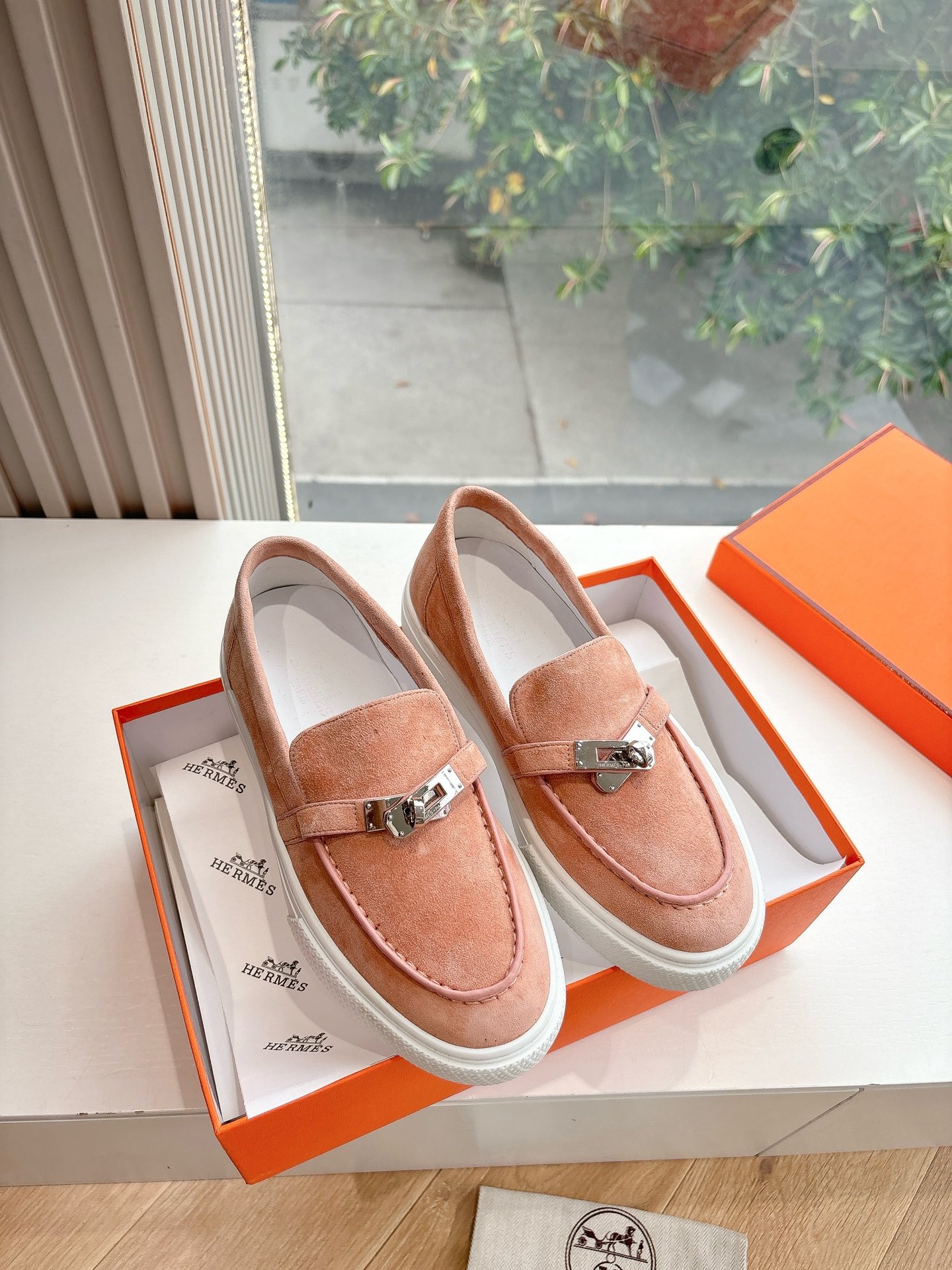 NO:416516,Men's 10 Hermes sneakers, couples' real shots, the most worth buying Hermes men's sneakers, legendary shoes that you want to buy without matching goods, trendy, fashionable, comfortable, versatile, although the price is rising, the price is really not expensive, the new color schemes are all very good. There are many other color schemes. For women, the choice is not that many, but it is also very good, imported cowhide, the fabric is imported cowhide, the inner lining, the sole is original sole, the size is 35-45 (45.46 customization, no return or exchange) 39.40 Order note for men and women, loafers, hermes, hermes, loafers, sneakers, cowhide19860909男10 Hermes 运动鞋情侣款实拍最值得的入手的爱马仕男款运动鞋传说中不配货也要买的鞋潮流 时尚 舒适 百搭 虽然涨价 但价格真不贵新出的配色都很好看 还有很多其他配色 等女款相对男款,选择没有那么多不过也是很好看, 面料进口牛皮 内里原版内里 鞋底原版鞋底 码数35-45（45.46定制不退不换） 39.40下单备注男女,乐福鞋,hermes,hermes,loafers,sneakers,cowhide,Women's Shoes