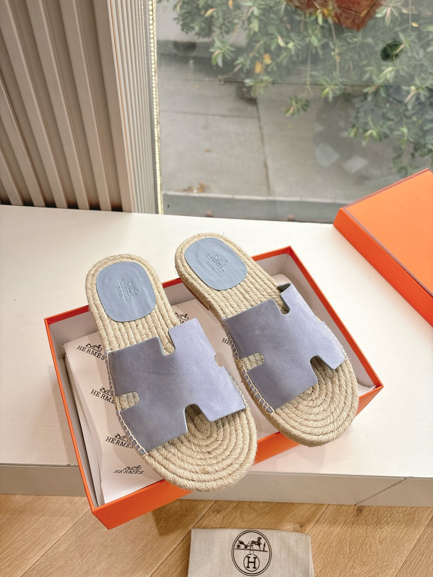 NO:265866,Purchase level Hermes bouncing men's real shots The most worth buying Hermes men's H second uncle shoes legendary shoes that you want to buy even if you don't match the goods. Fashion, comfortable and versatile. Although the price is rising, the price is really not expensive. New colors are all very good. There are many other colors. For women, there are not so many choices, but they are also very good. Fabric imported cowhide, original inner lining, original genuine leather sole, men's size 39-47 (46.47 custom-made, no return or replacement), slippers, hermes, slippers, cowhide19860909代购级别爱马仕 bouncing男款实拍最值得的入手的爱马仕男款H二舅鞋传说中不配货也要买的鞋潮流 时尚 舒适 百搭 虽然涨价 但价格真不贵新出的配色都很好看 还有很多其他配色 等女款相对男款,选择没有那么多不过也是很好看, 面料进口牛皮 内里原版内里 鞋底原版真皮鞋底 男码39-47(46.47定制不退不换）,拖鞋,hermes,slippers,cowhide,Women's Shoes