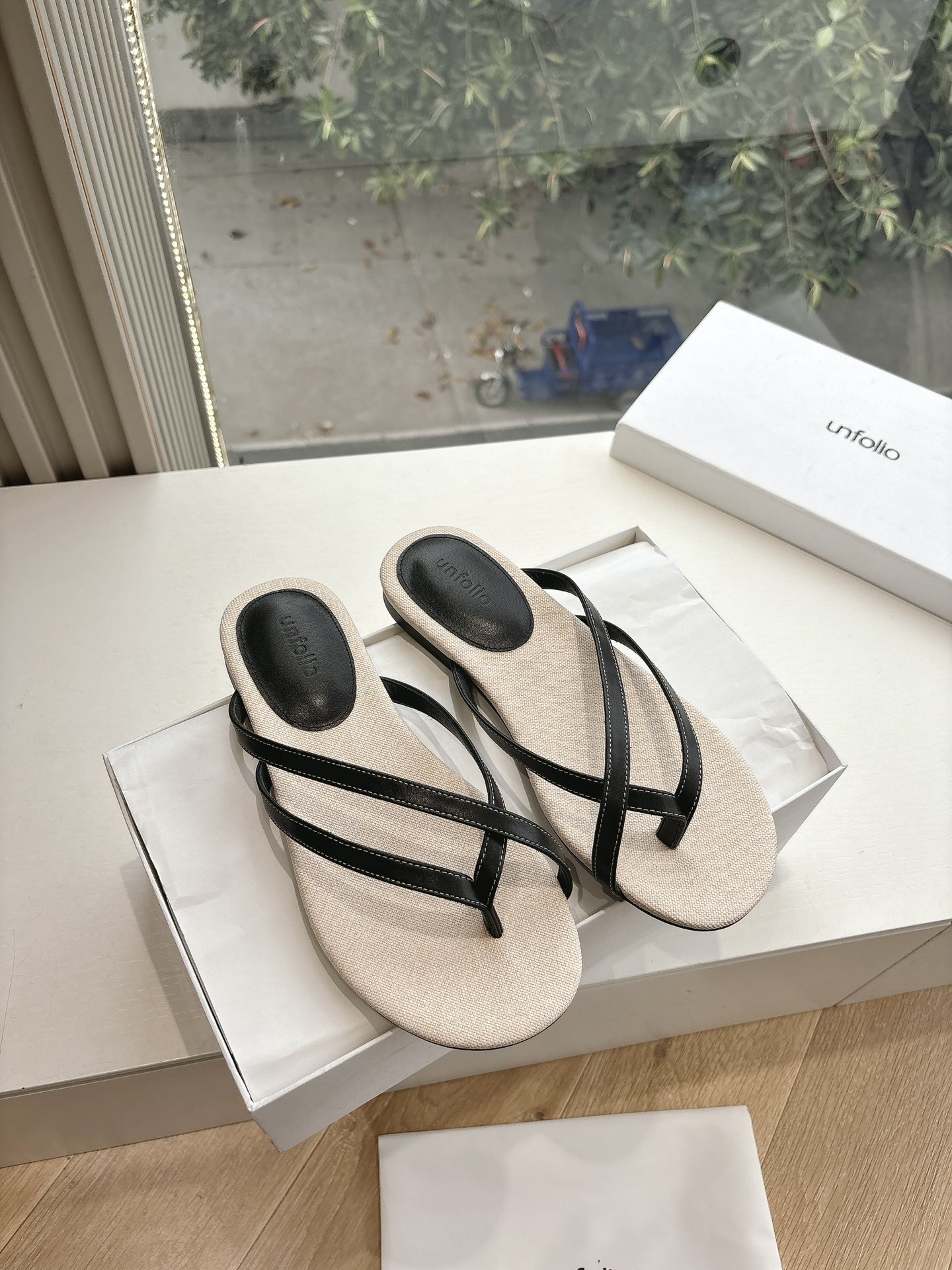 NO:438360,Unfoli*25s spring and summer new style top version purchasing grade flip-flops beautiful woven ballet shoes niche specializes in beautiful shoes. An inadvertent glance is enough to be amazing!  The upper is carefully woven and hollowed out, showing the shape of the foot on the upper foot. The straps seem to be tightened around the instep, and they also spent time pulling a bow, which looks like an elegant ending, elegant and generous!  You won't show any timidity on any occasion!  The inside is super soft sheepskin foot pad, and you won’t be tired of walking on your feet!  Super comfortable!  !  Material sheepskin inner sheepli outsole rubber sole shoe size 35-39/40.41 customized non-return and replacement, split-toe shoes, sheepskin19860909unfoli*25s春夏新款 顶版代购级夹脚人字拖绝美编织芭蕾鞋小众专出美鞋,不经意的一瞥,就足够惊艳！鞋面精心编制镂空设计,上脚展现脚型,绑带像是围绕收紧在脚背之上,还花心思挽了一个蝴蝶结,像是优雅的收场,落落大方！任何场合都不会露怯！内里超柔软羊皮垫脚,上脚暴走不累脚！超级舒适！！ 材质羊皮 内里羊里 大底橡胶大底 鞋码35-39/40.41定制不退换,分趾鞋,sheepskin,Women's Shoes